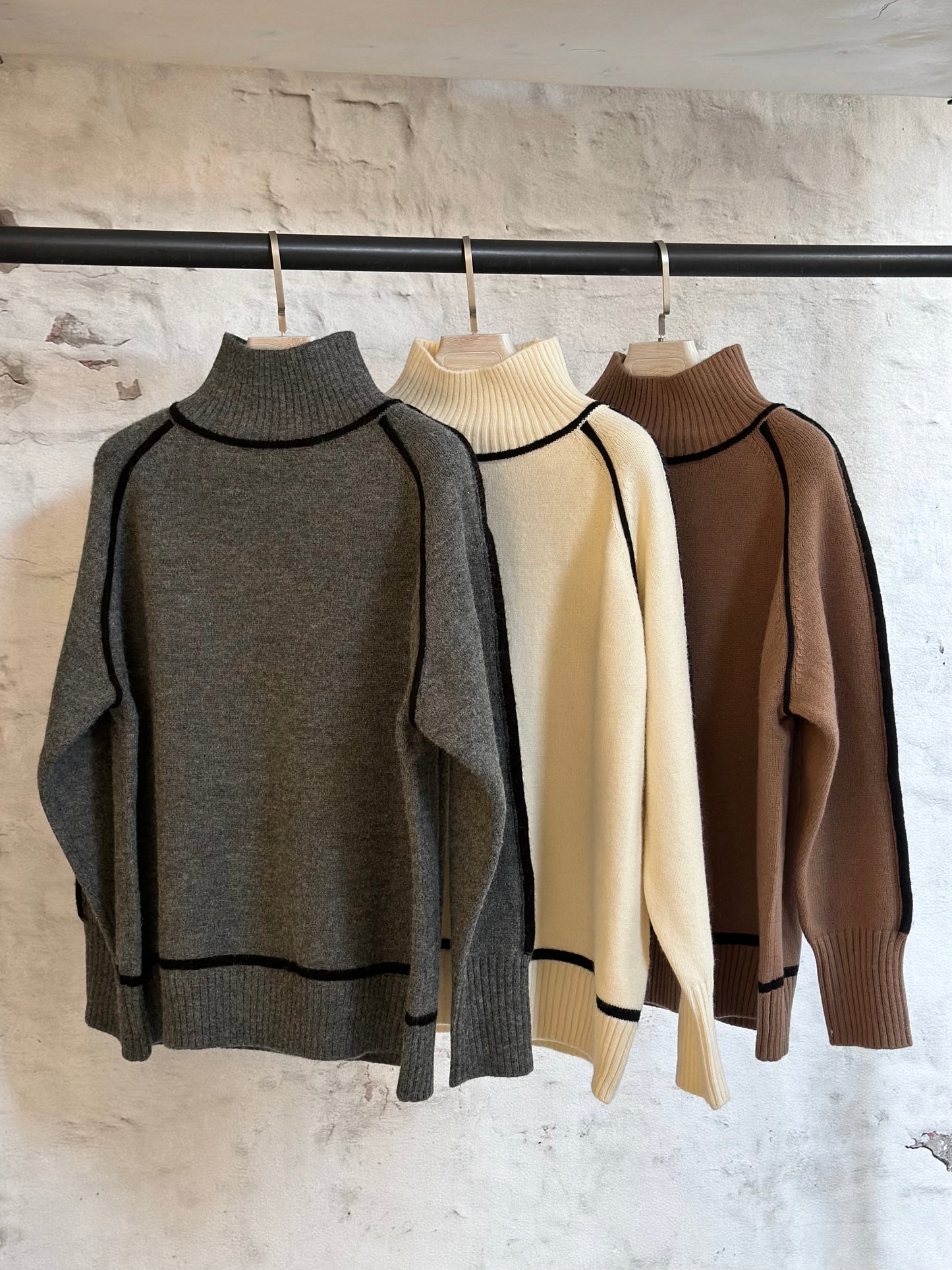 Дамски пуловер поло-крема