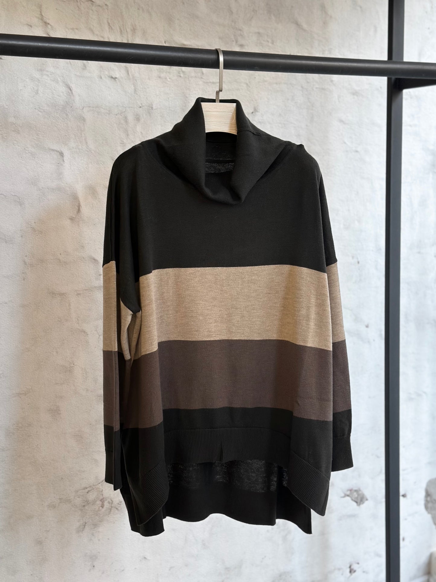 Дамски пуловер рае-черен