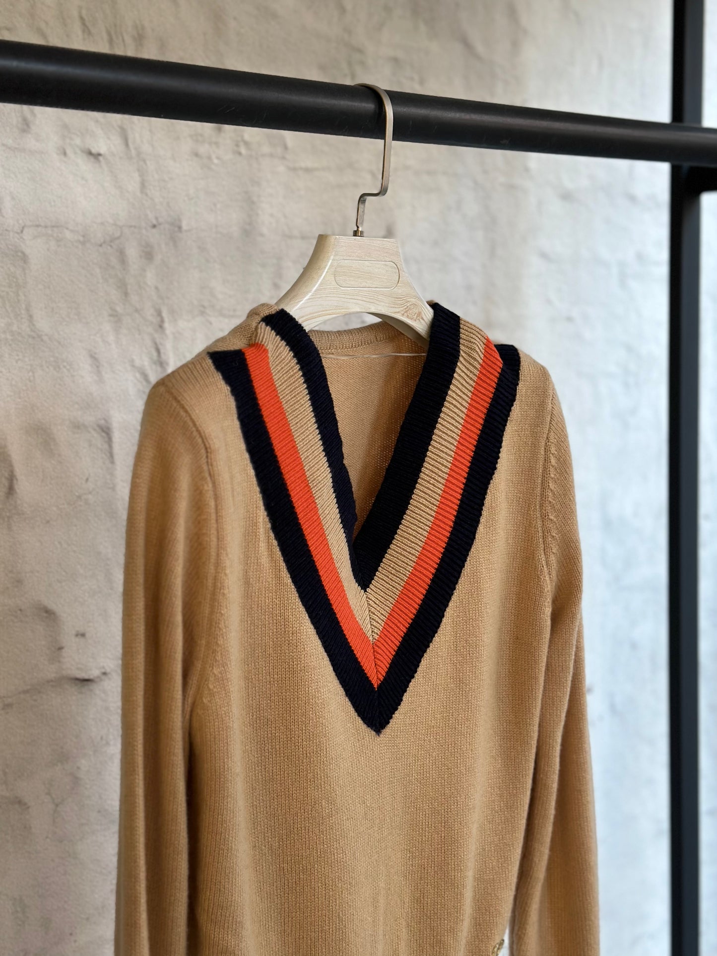 Дамски пуловер V-кафяв