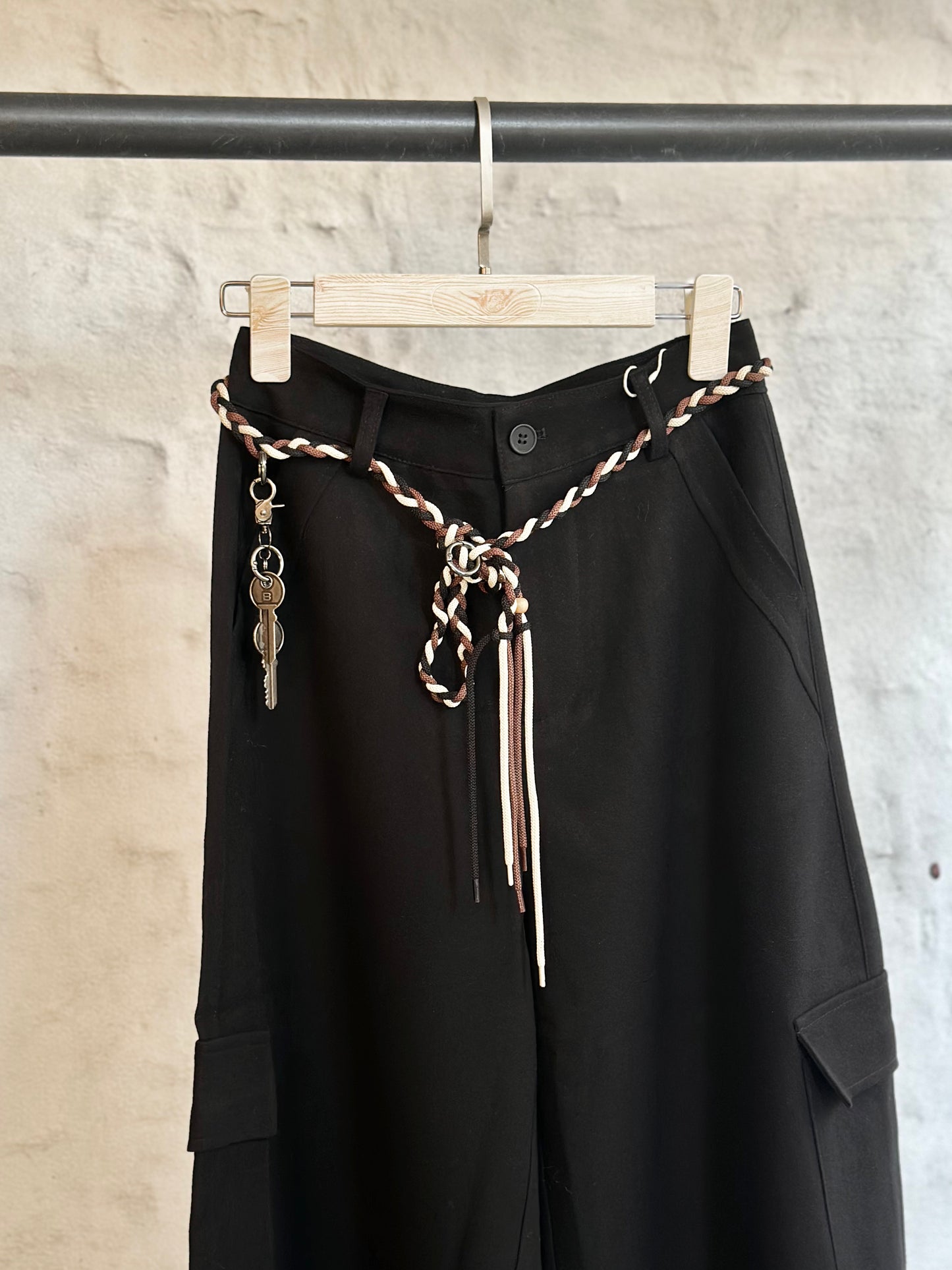 Дамски панталон със странични джобове- черен