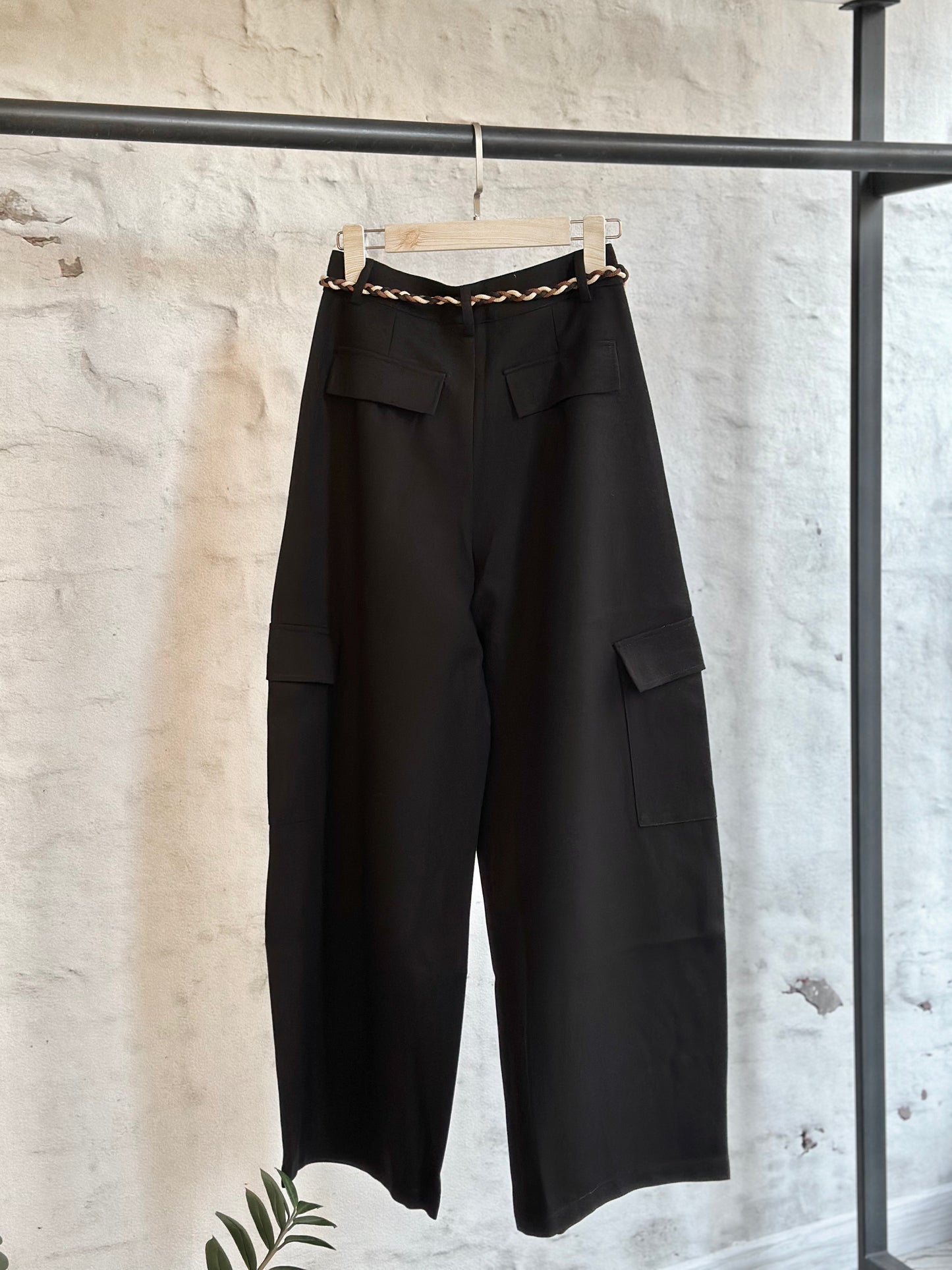 Дамски панталон със странични джобове- черен