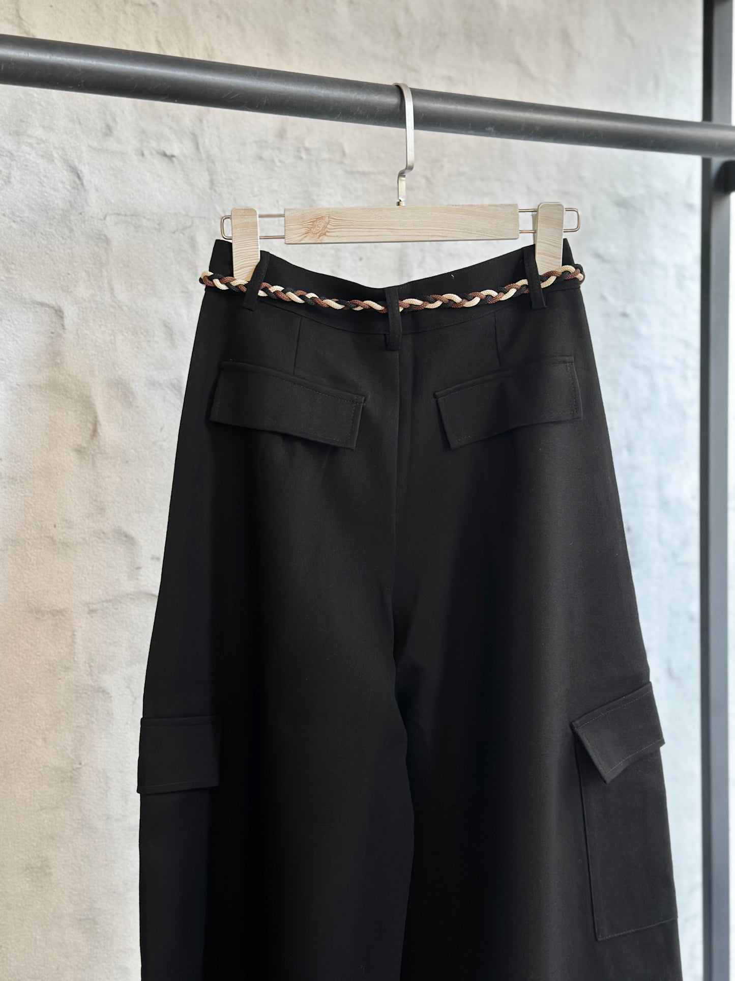 Дамски панталон със странични джобове- черен