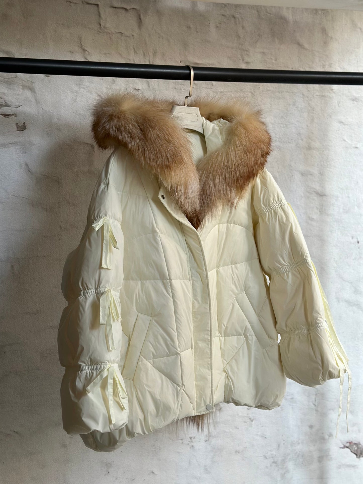 Дамско яке с гъши пух и естествен косъм- бяло