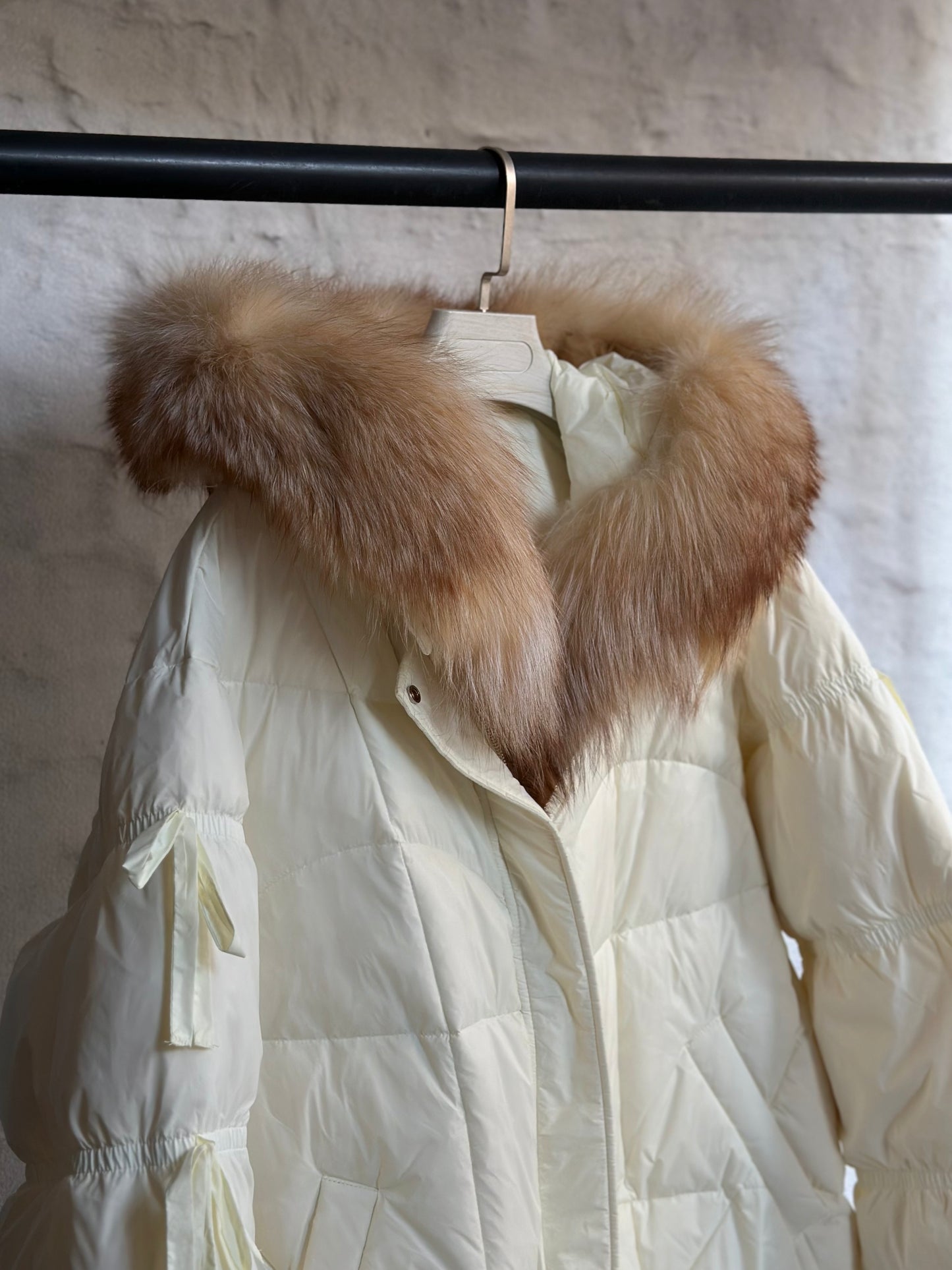 Дамско яке с гъши пух и естествен косъм- бяло