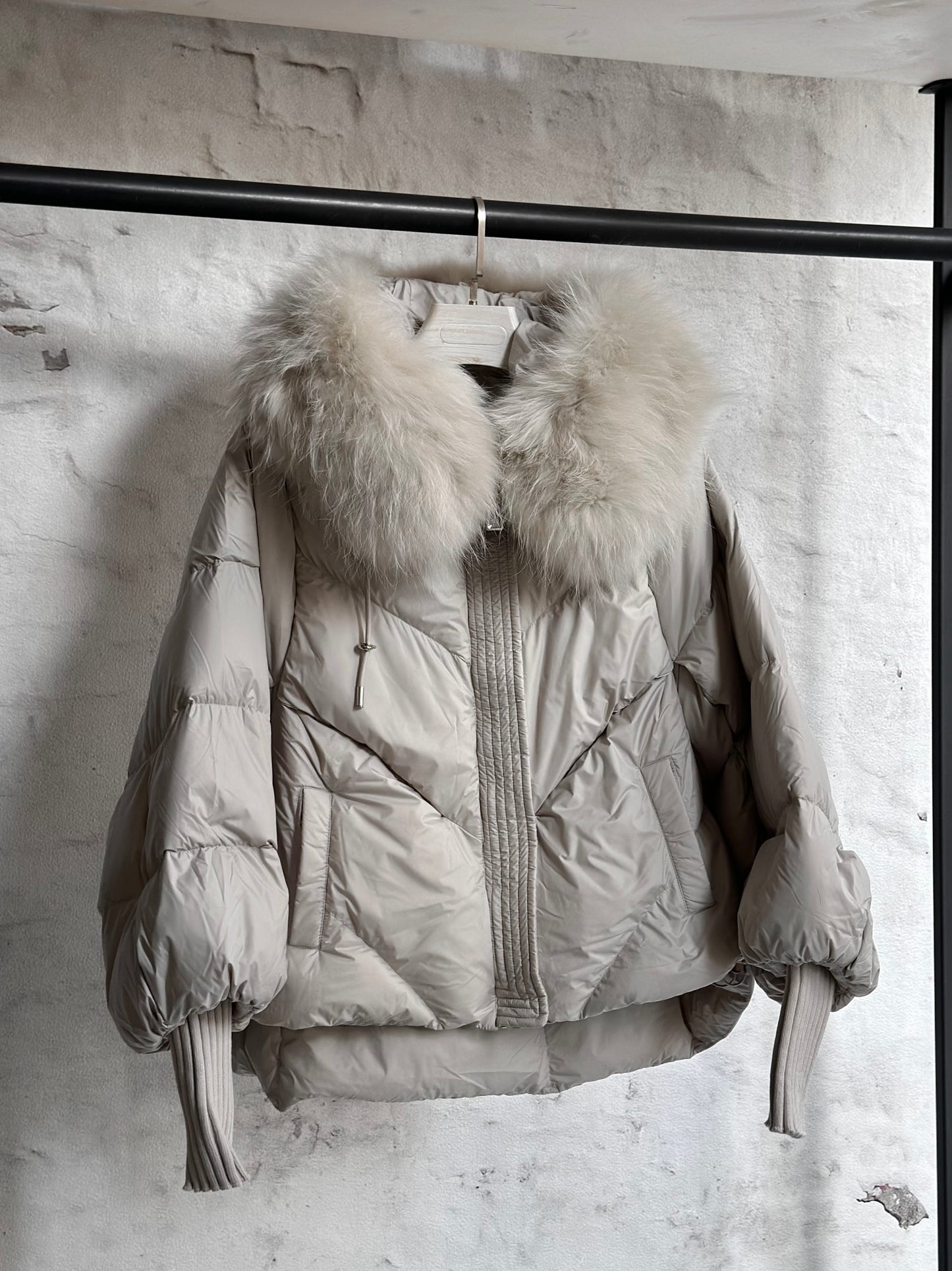 Дамско яке с гъши пух и естествен косъм- светло сиво