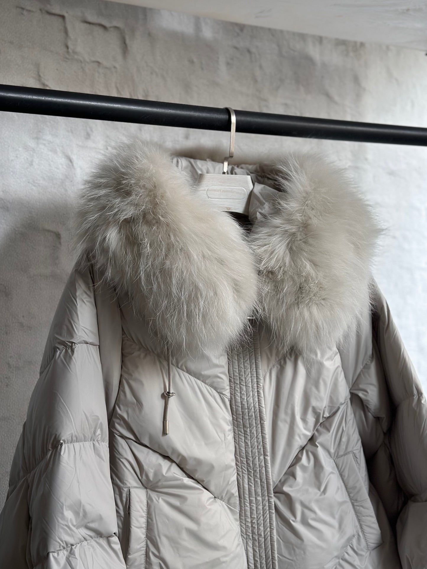 Дамско яке с гъши пух и естествен косъм- светло сиво