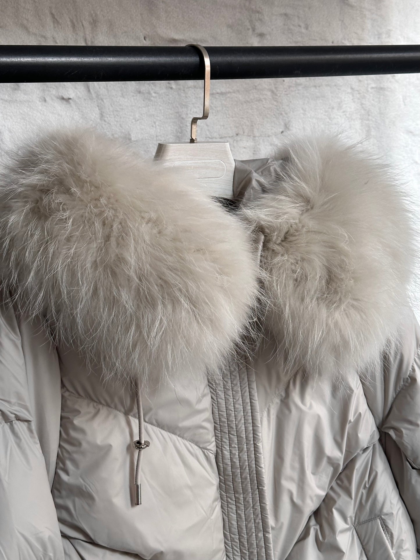 Дамско яке с гъши пух и естествен косъм- светло сиво