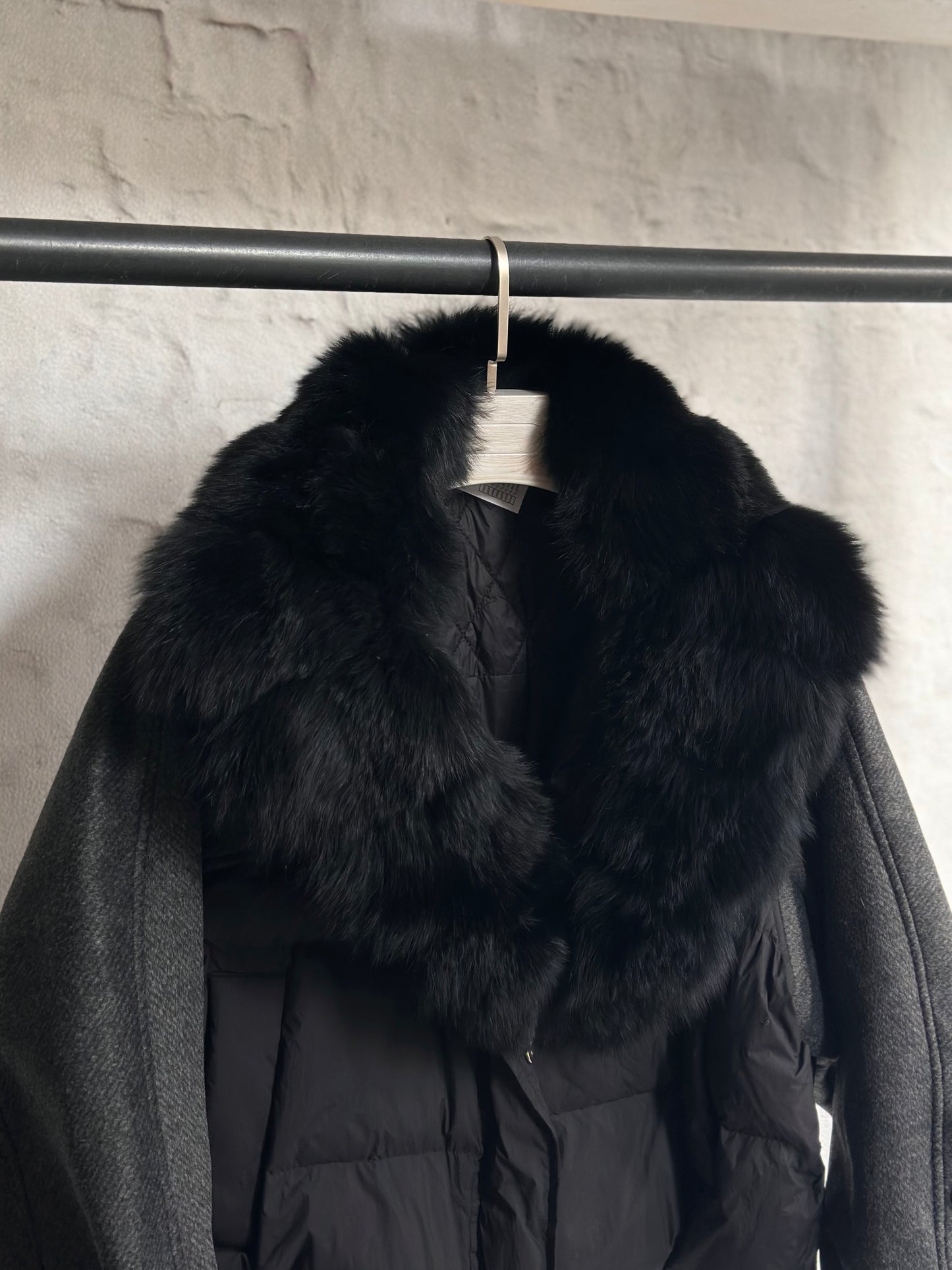 Дамско яке с гъши пух и естествен черен косъм