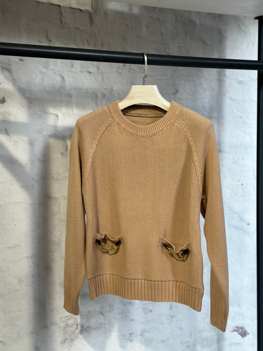 Дамски пуловер със златни елементи -бежов