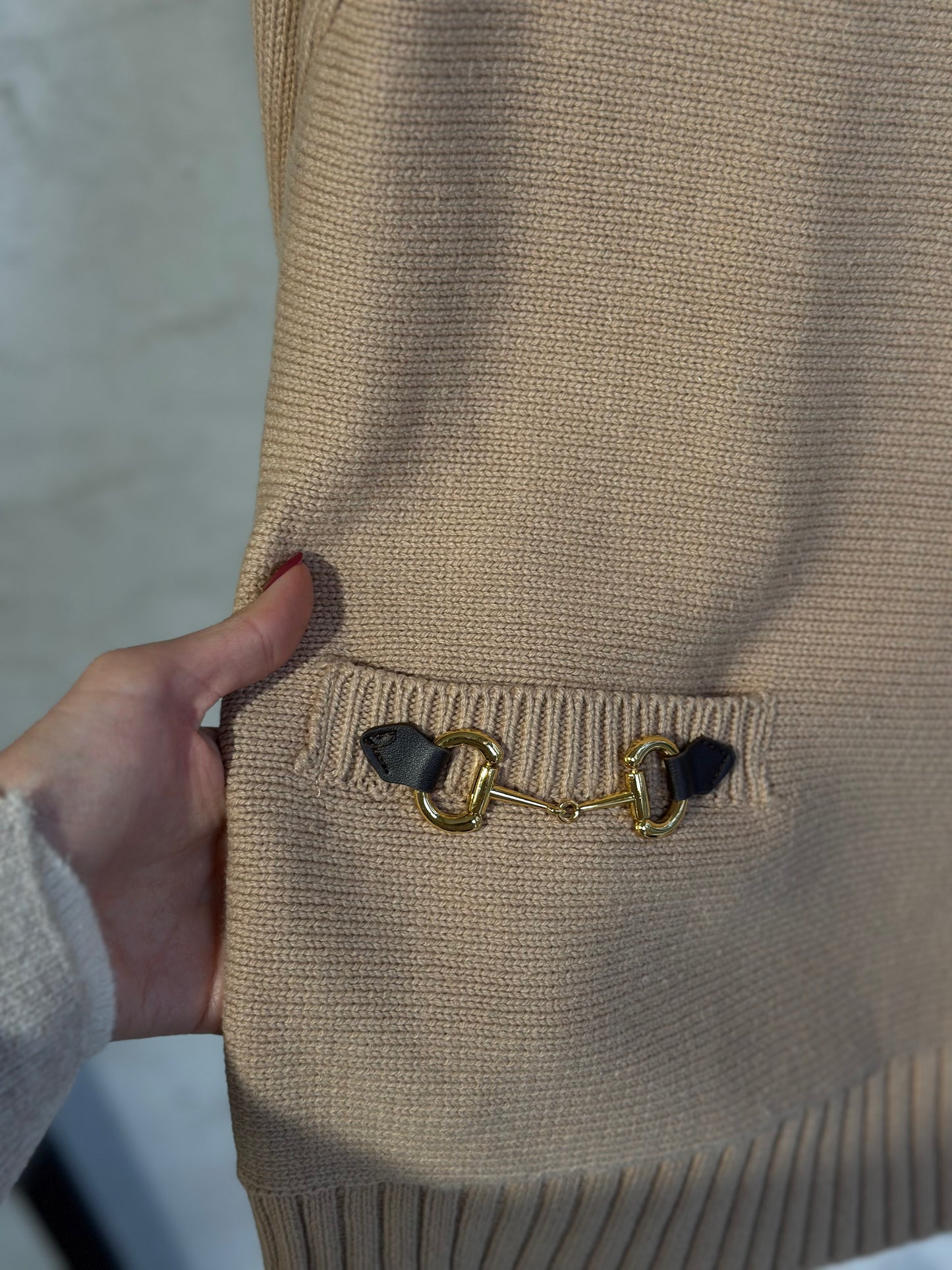 Дамски пуловер със златни елементи -бежов