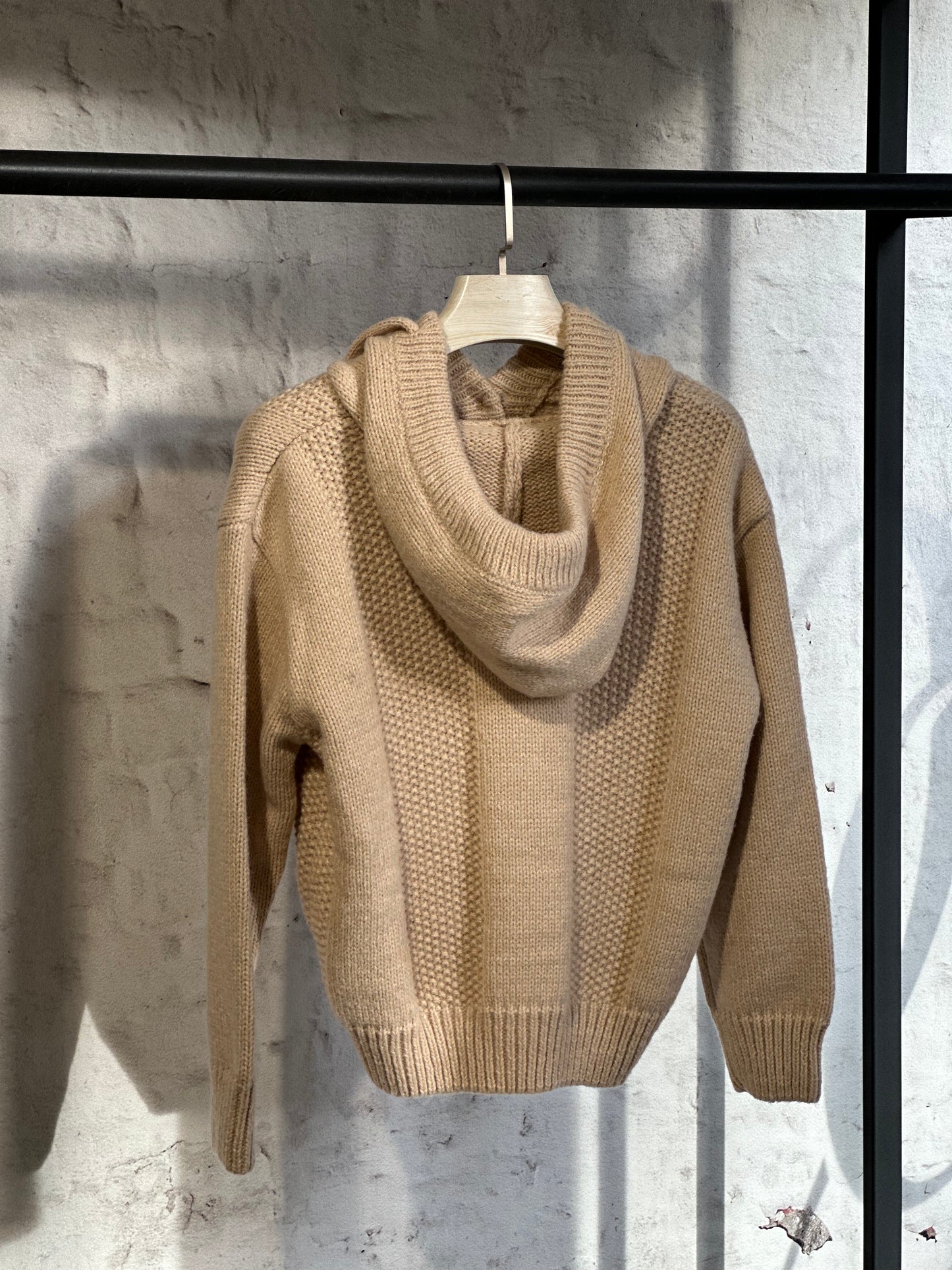 Дамски пуловер с качулка-бежов