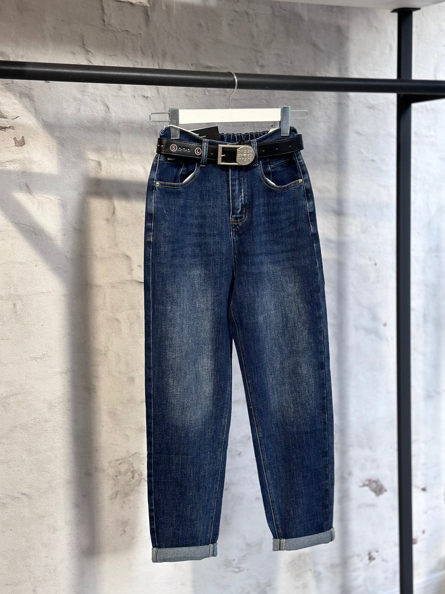 Дамски дънки с висока талия и колан в кръста