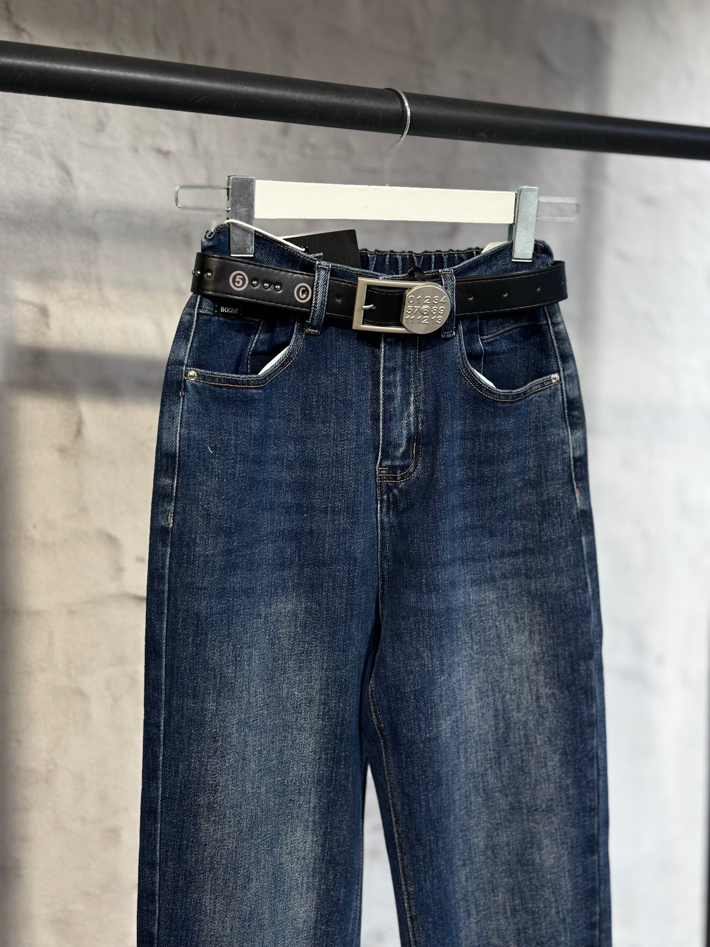 Дамски дънки с висока талия и колан в кръста