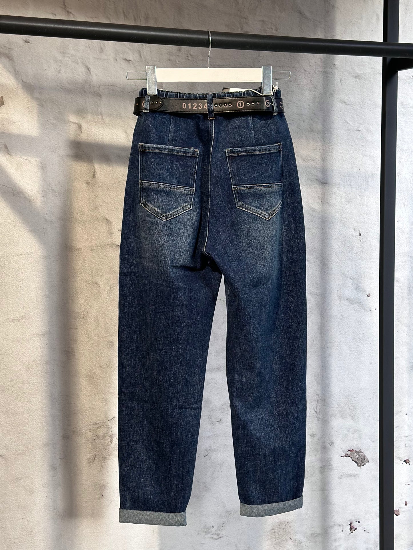 Дамски дънки с висока талия и колан в кръста