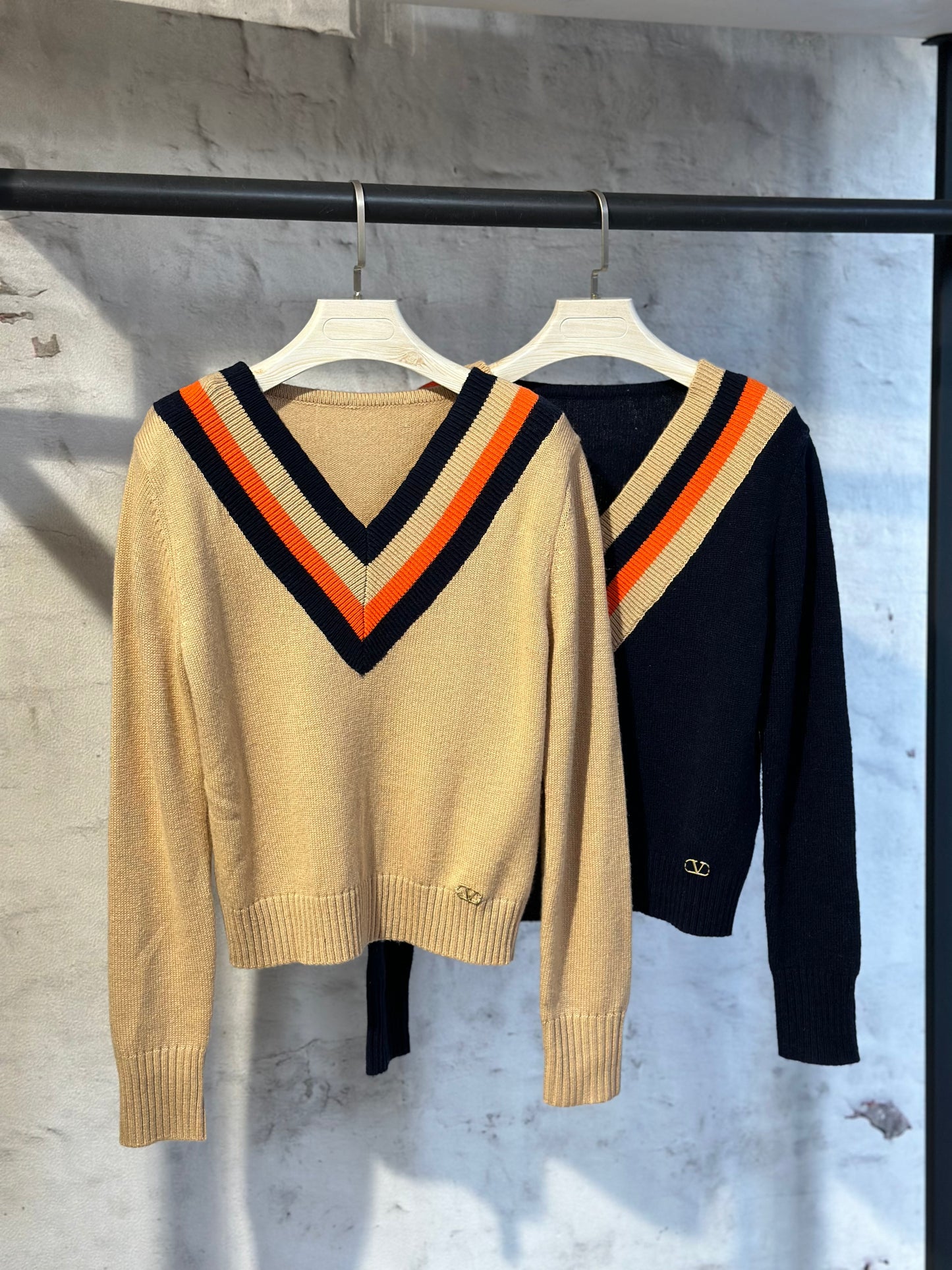 Дамски пуловер V-кафяв