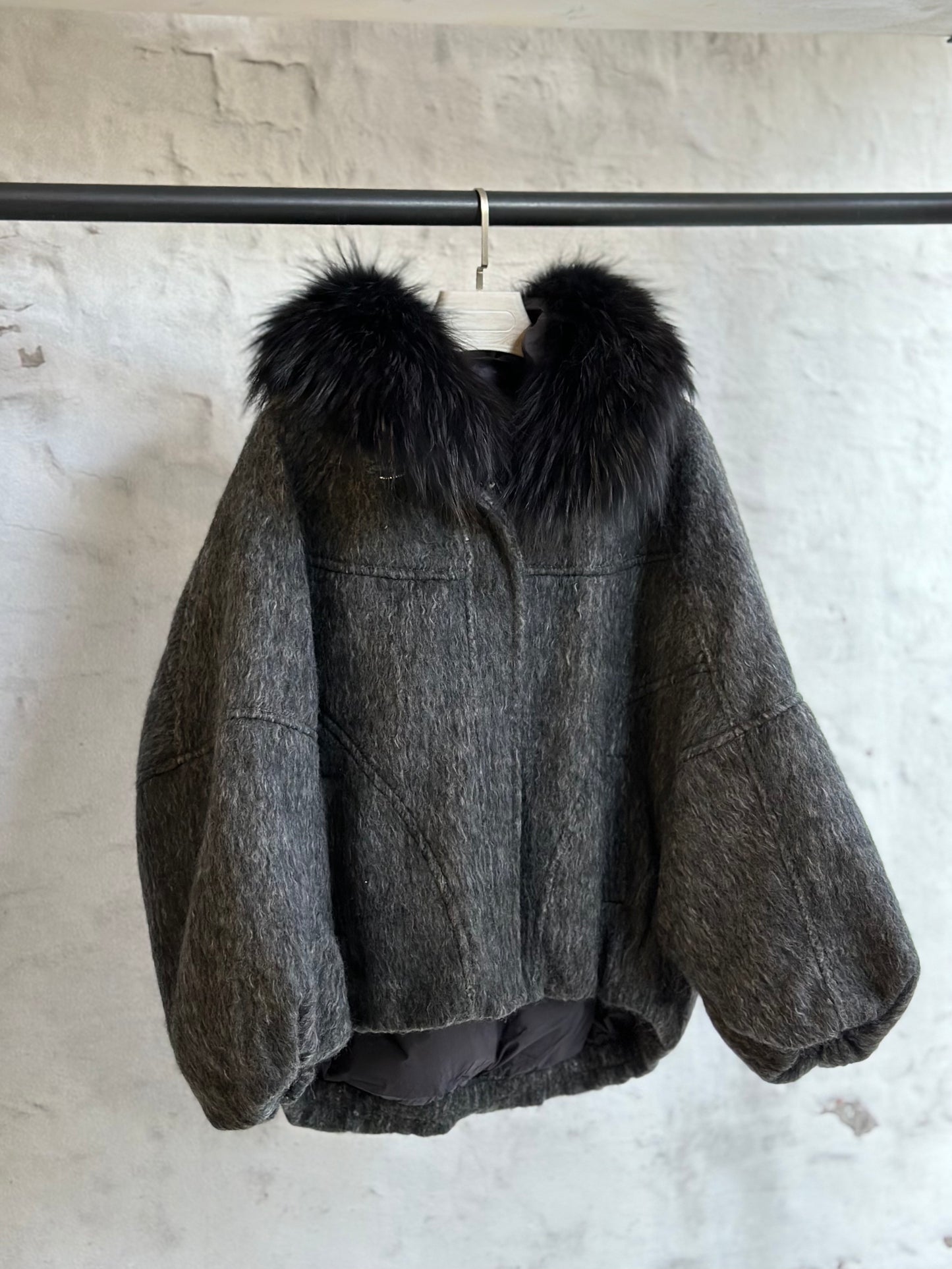 Дамско яке-графит с качулка от естествен косъм