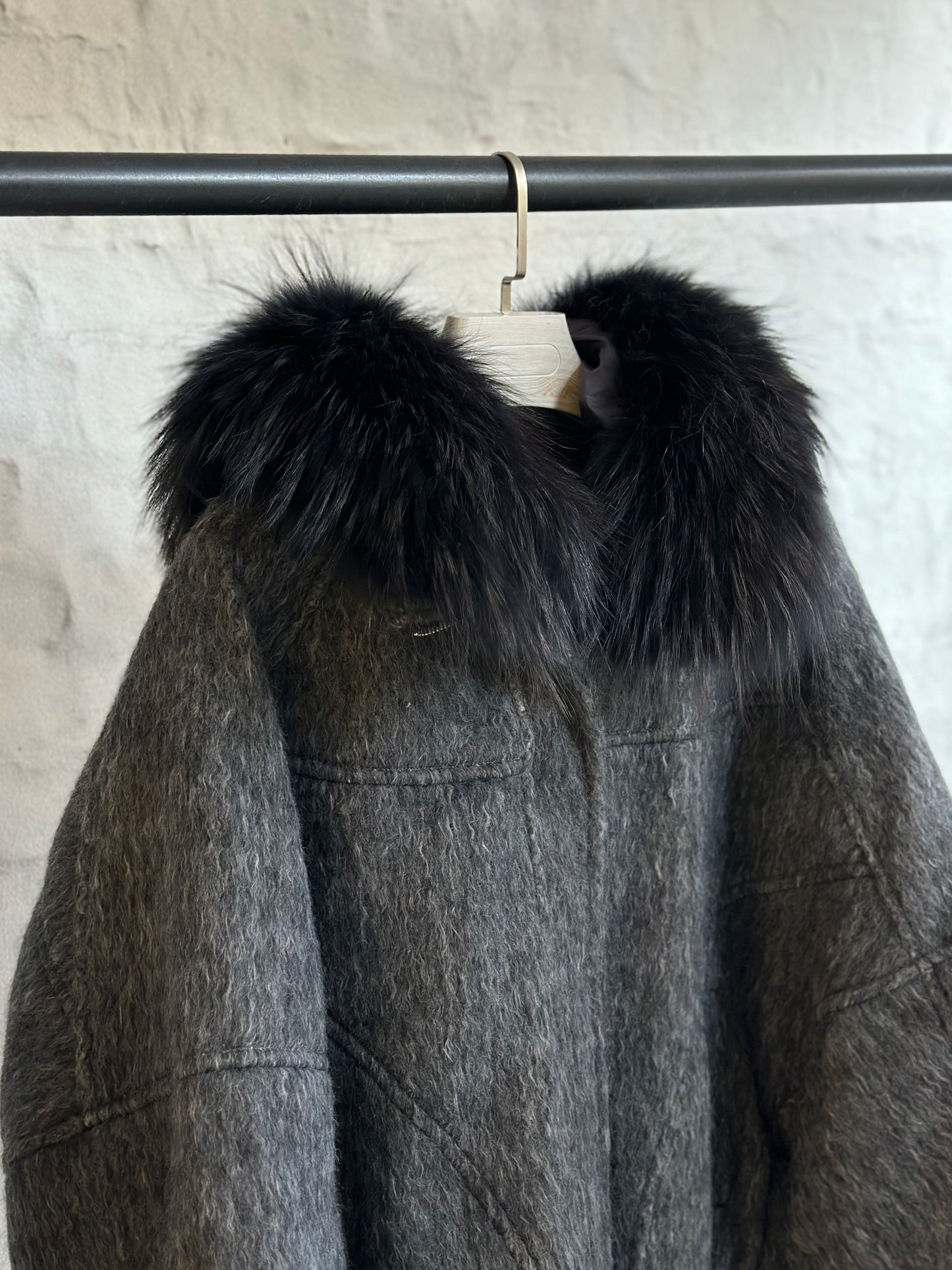 Дамско яке-графит с качулка от естествен косъм