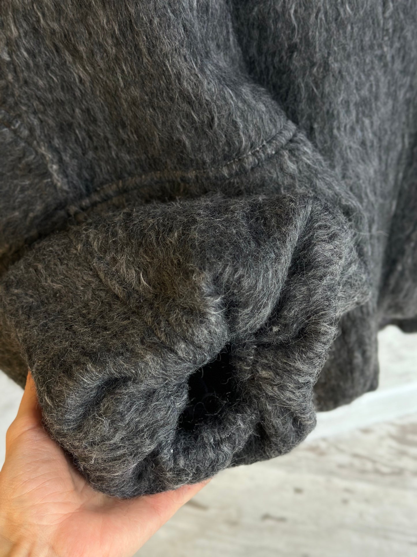 Дамско яке-графит с качулка от естествен косъм