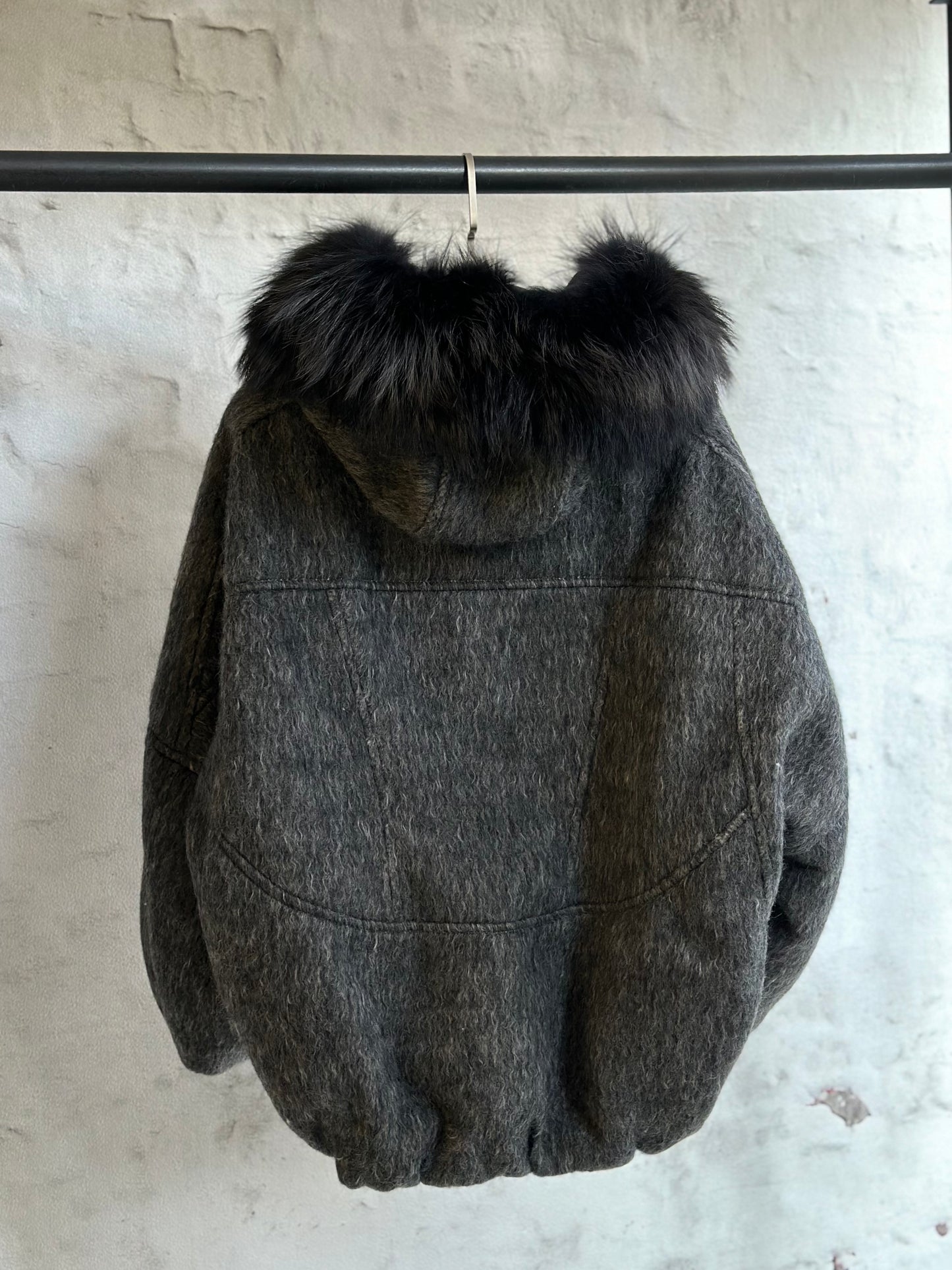 Дамско яке-графит с качулка от естествен косъм