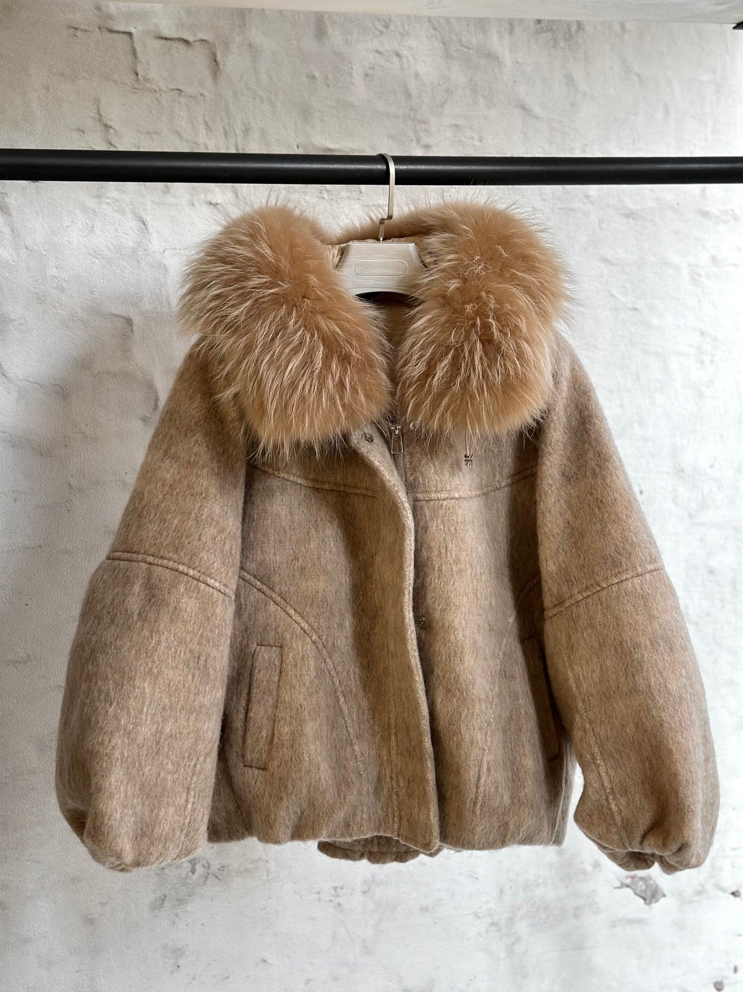 Дамско яке-бежово с качулка от естествен косъм