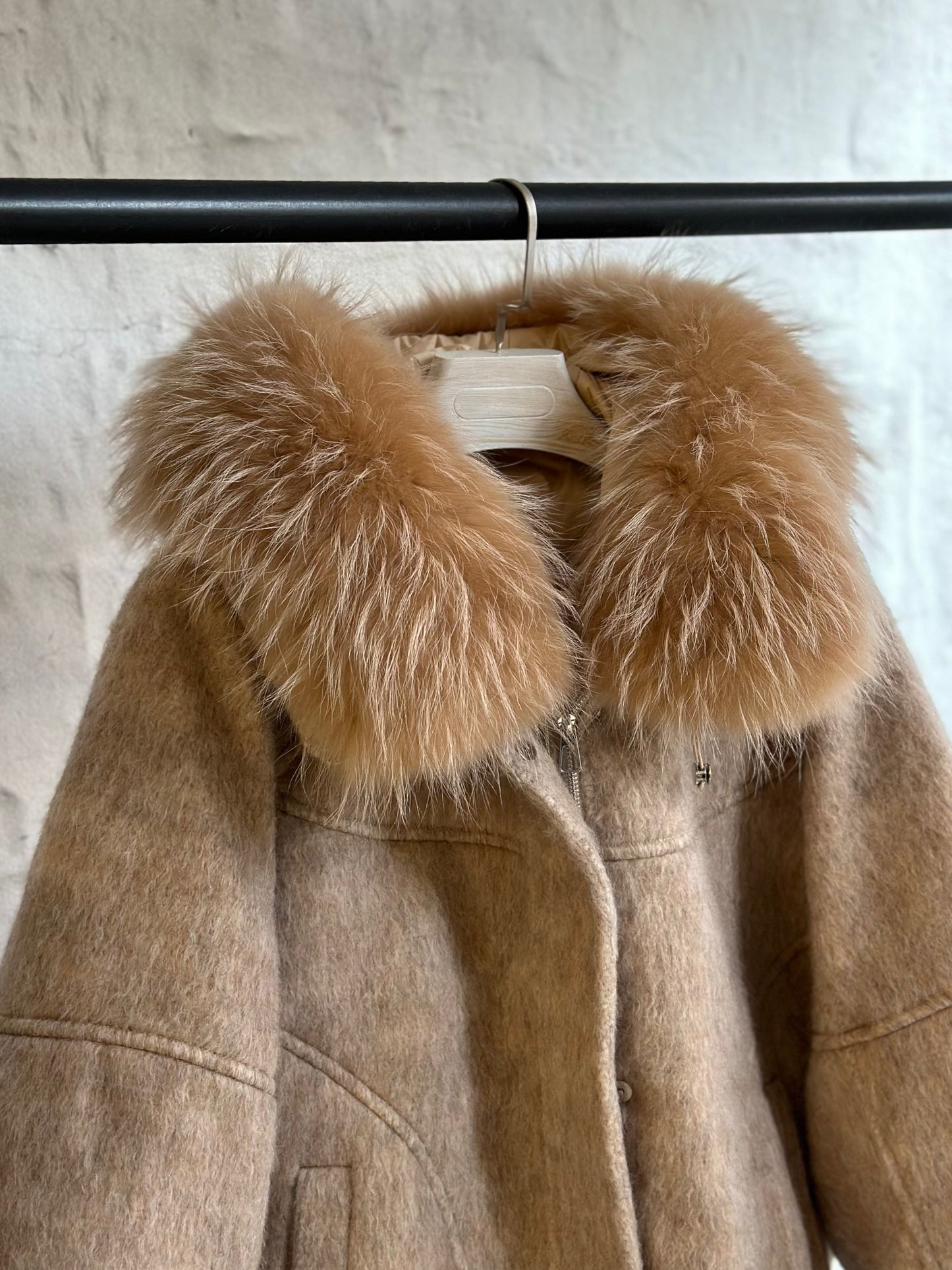 Дамско яке-бежово с качулка от естествен косъм