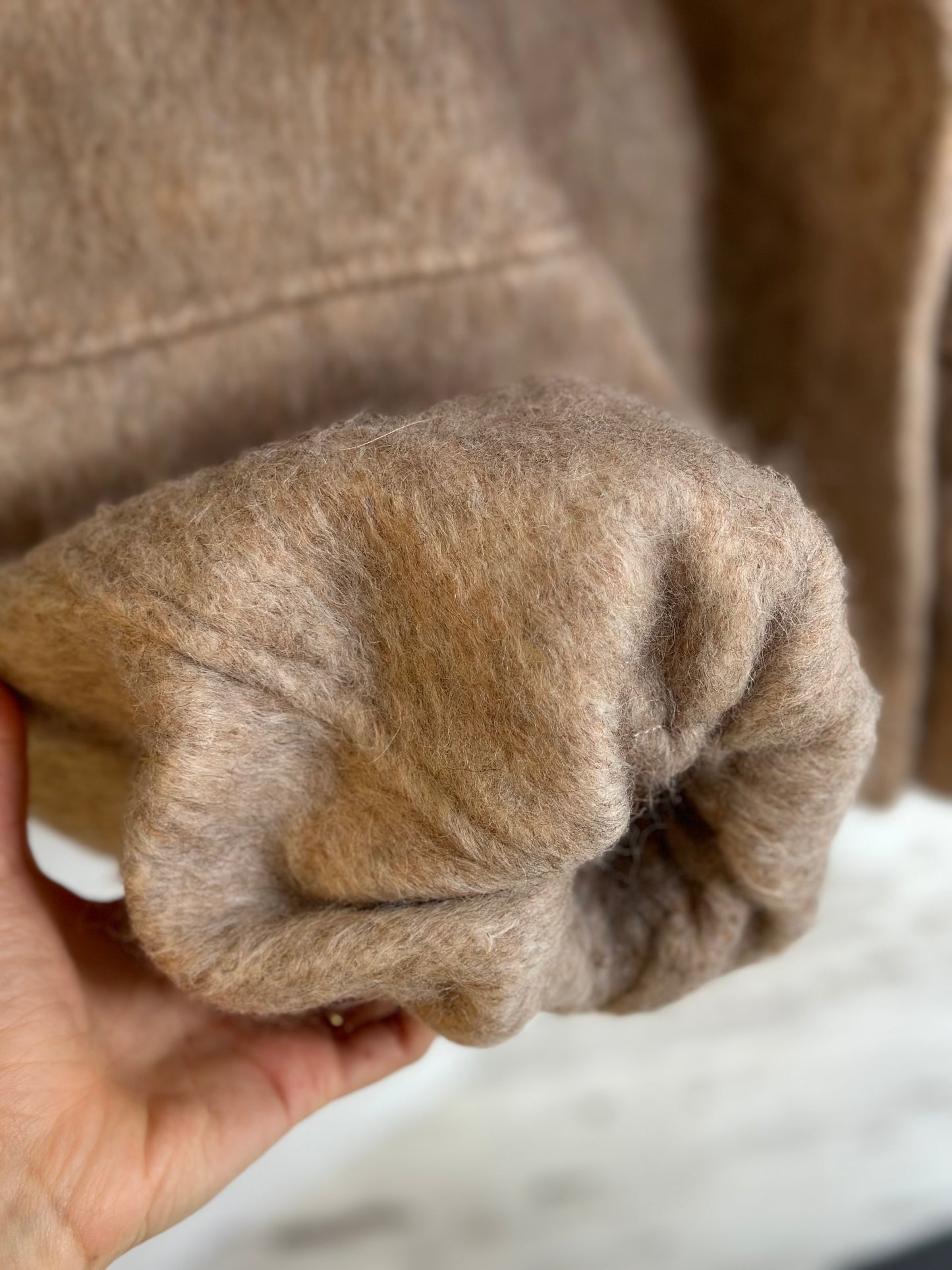 Дамско яке-бежово с качулка от естествен косъм