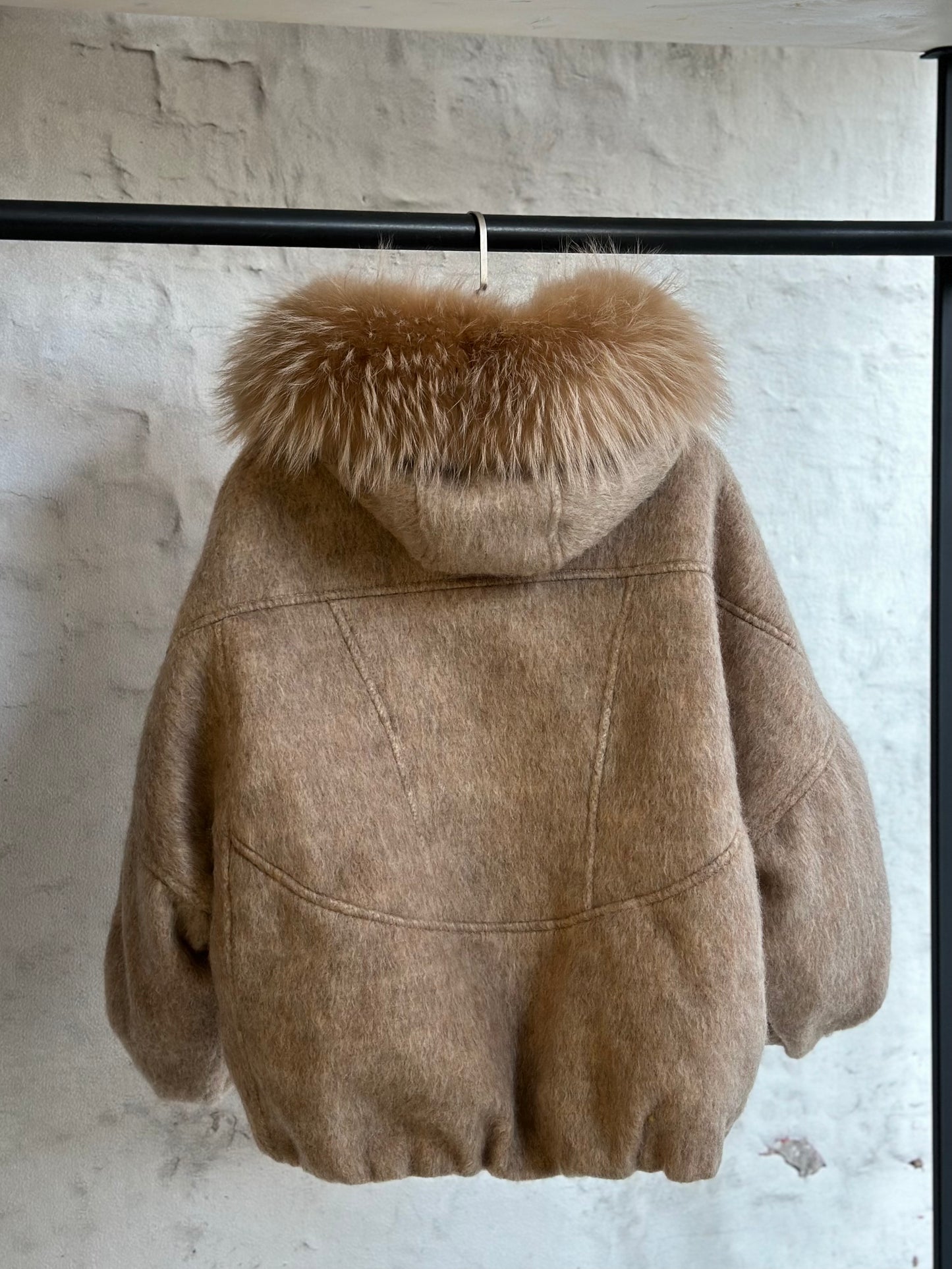 Дамско яке-бежово с качулка от естествен косъм