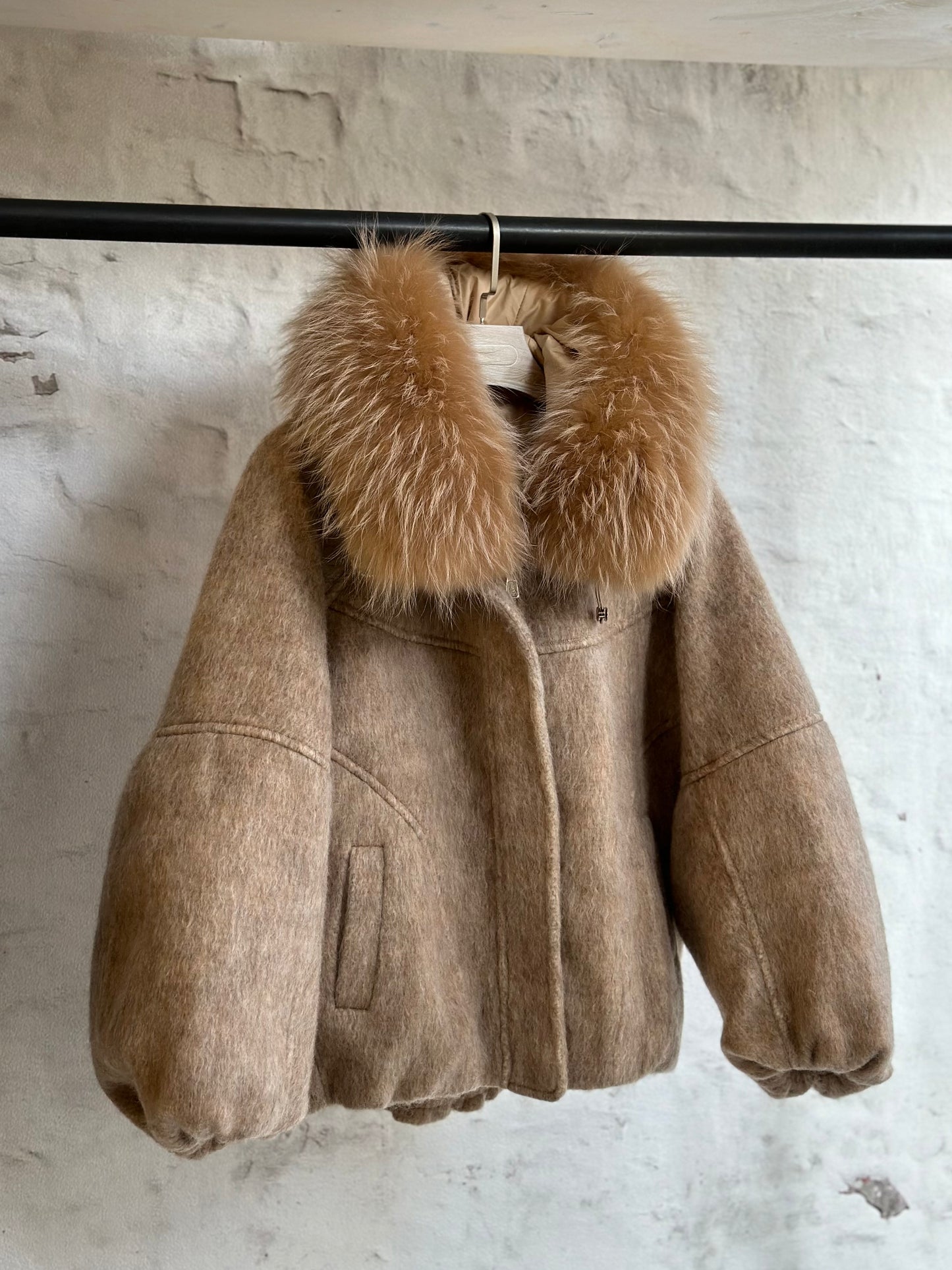 Дамско яке-бежово с качулка от естествен косъм