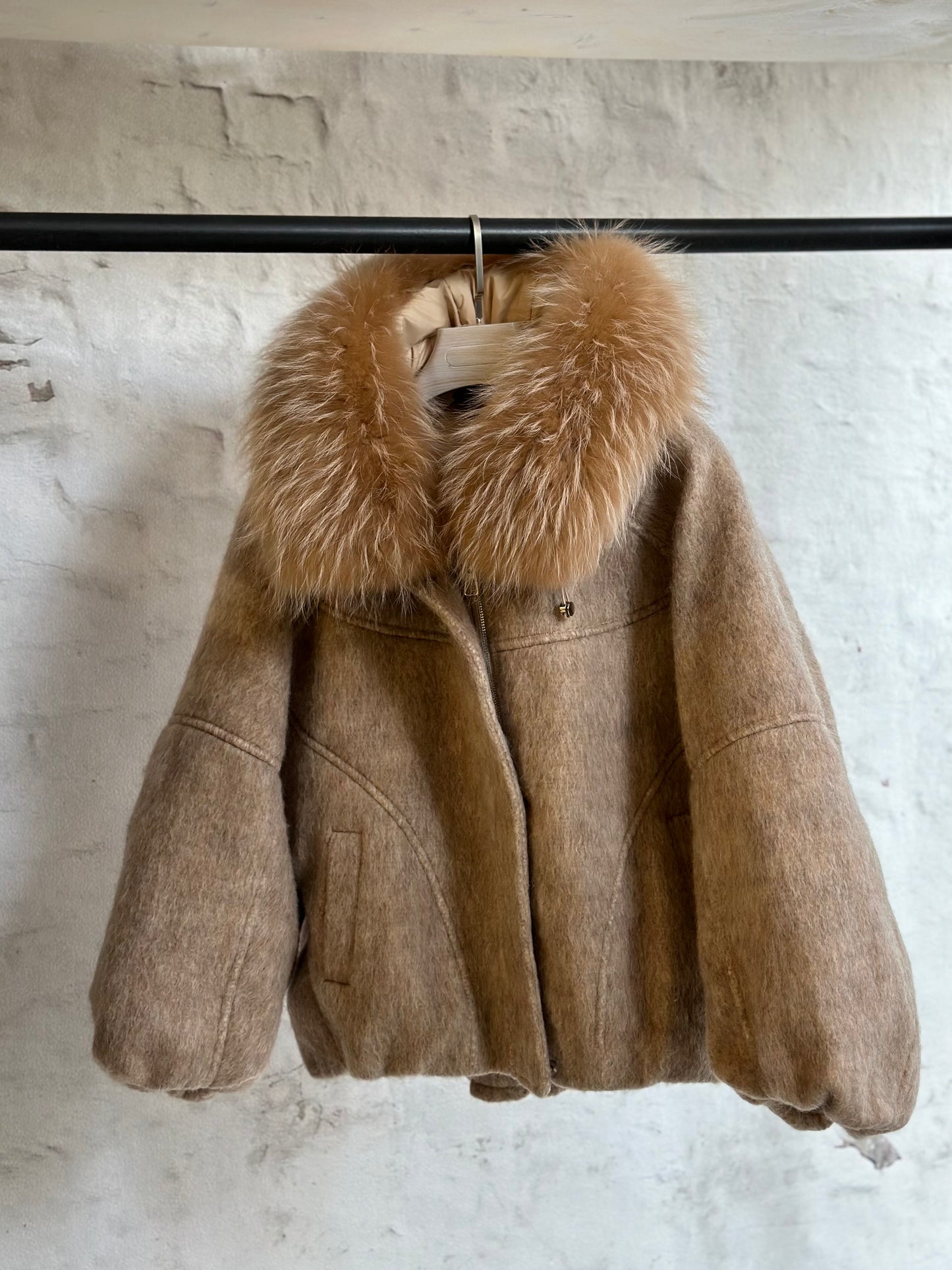 Дамско яке-бежово с качулка от естествен косъм