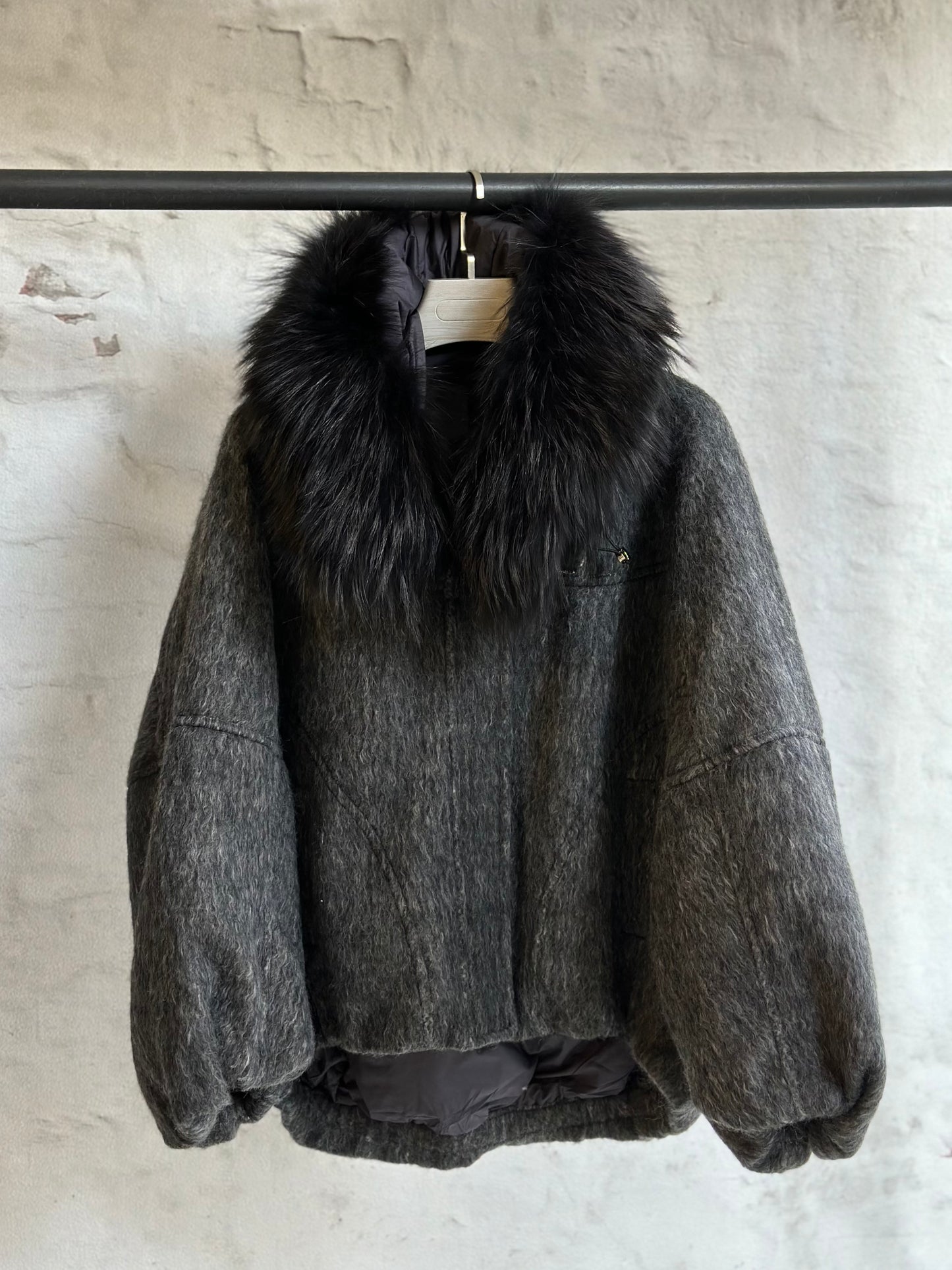 Дамско яке-графит с качулка от естествен косъм