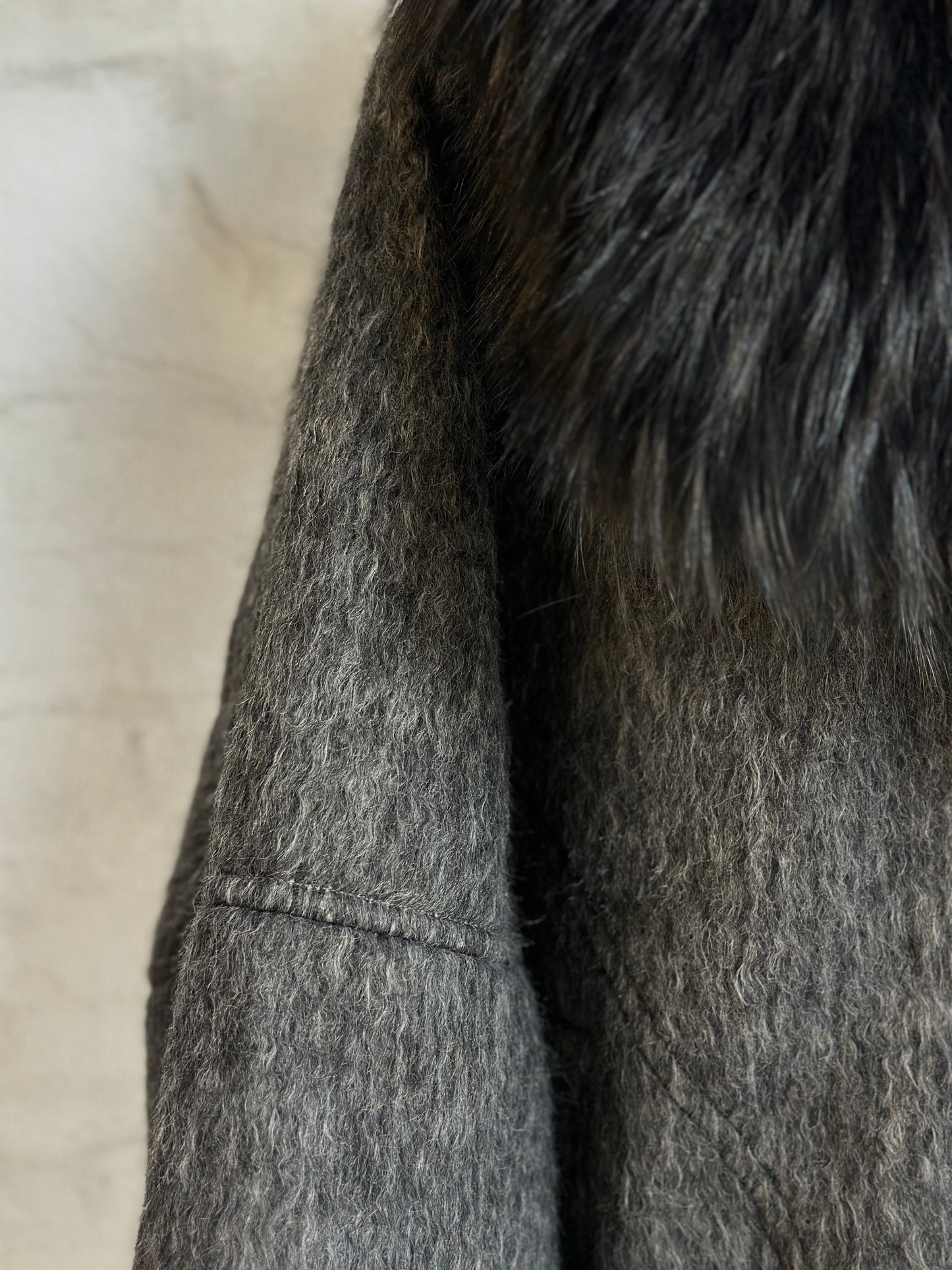 Дамско яке-графит с качулка от естествен косъм