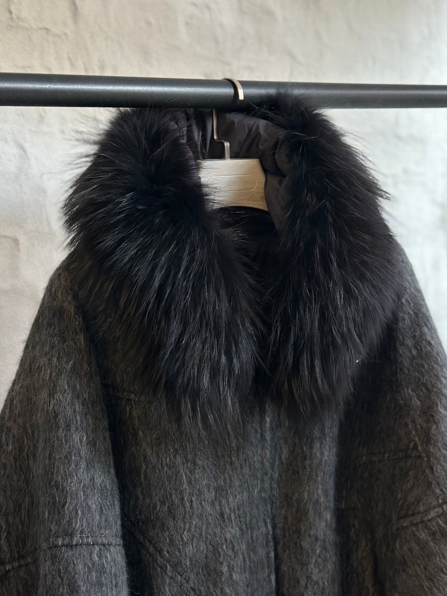 Дамско яке-графит с качулка от естествен косъм