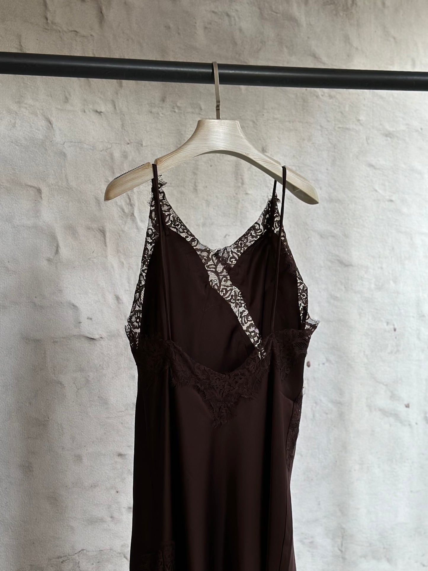 Дамска рокля с дантела-кафява