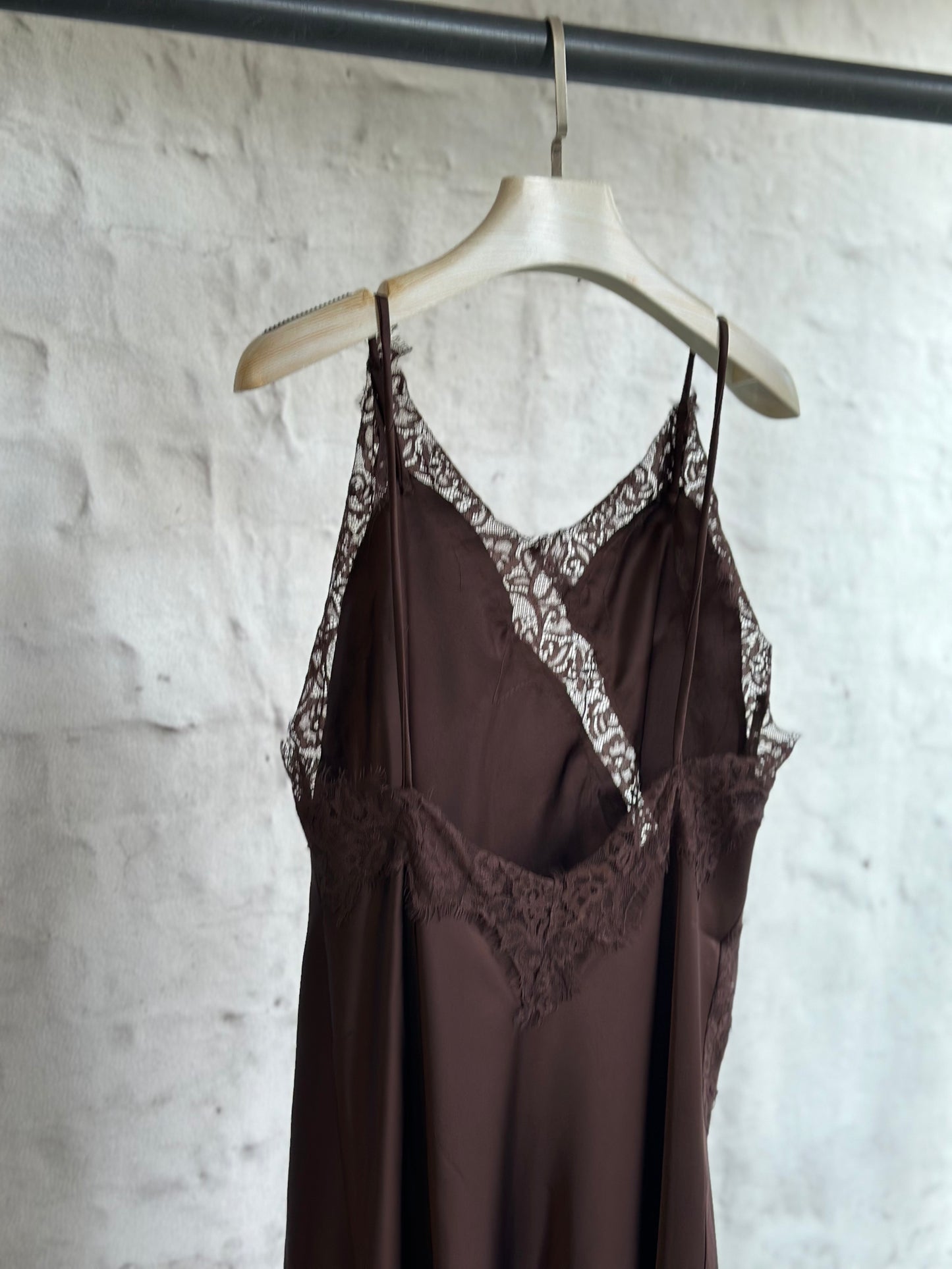 Дамска рокля с дантела-кафява