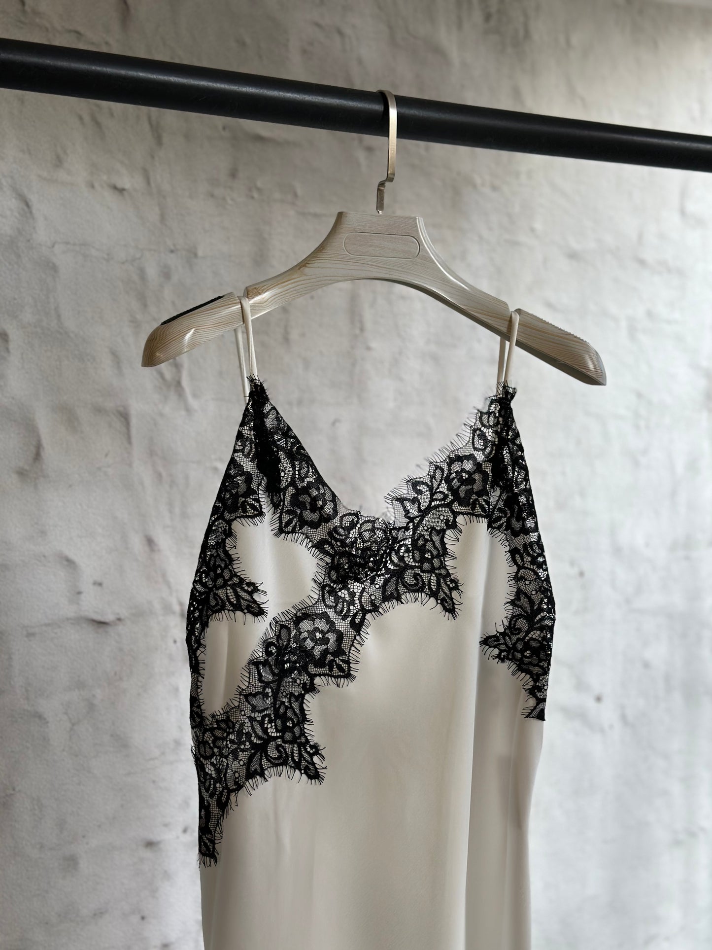 Дамска рокля с дантела-бяла