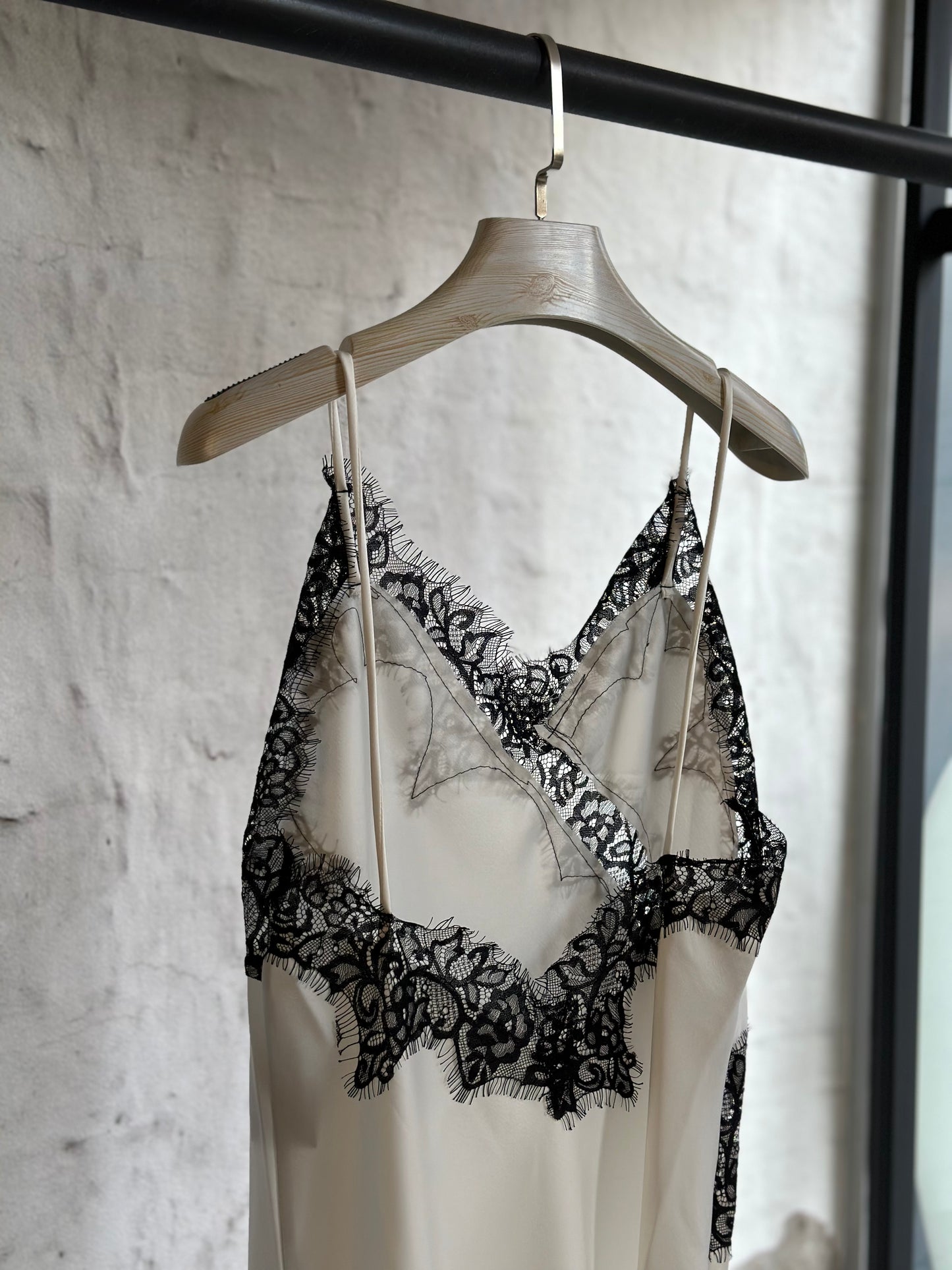 Дамска рокля с дантела-бяла