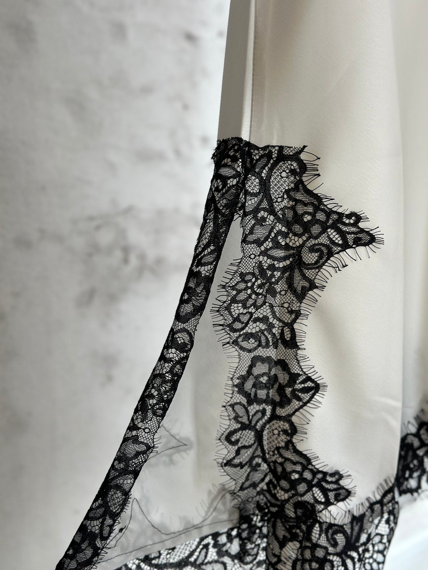 Дамска рокля с дантела-бяла