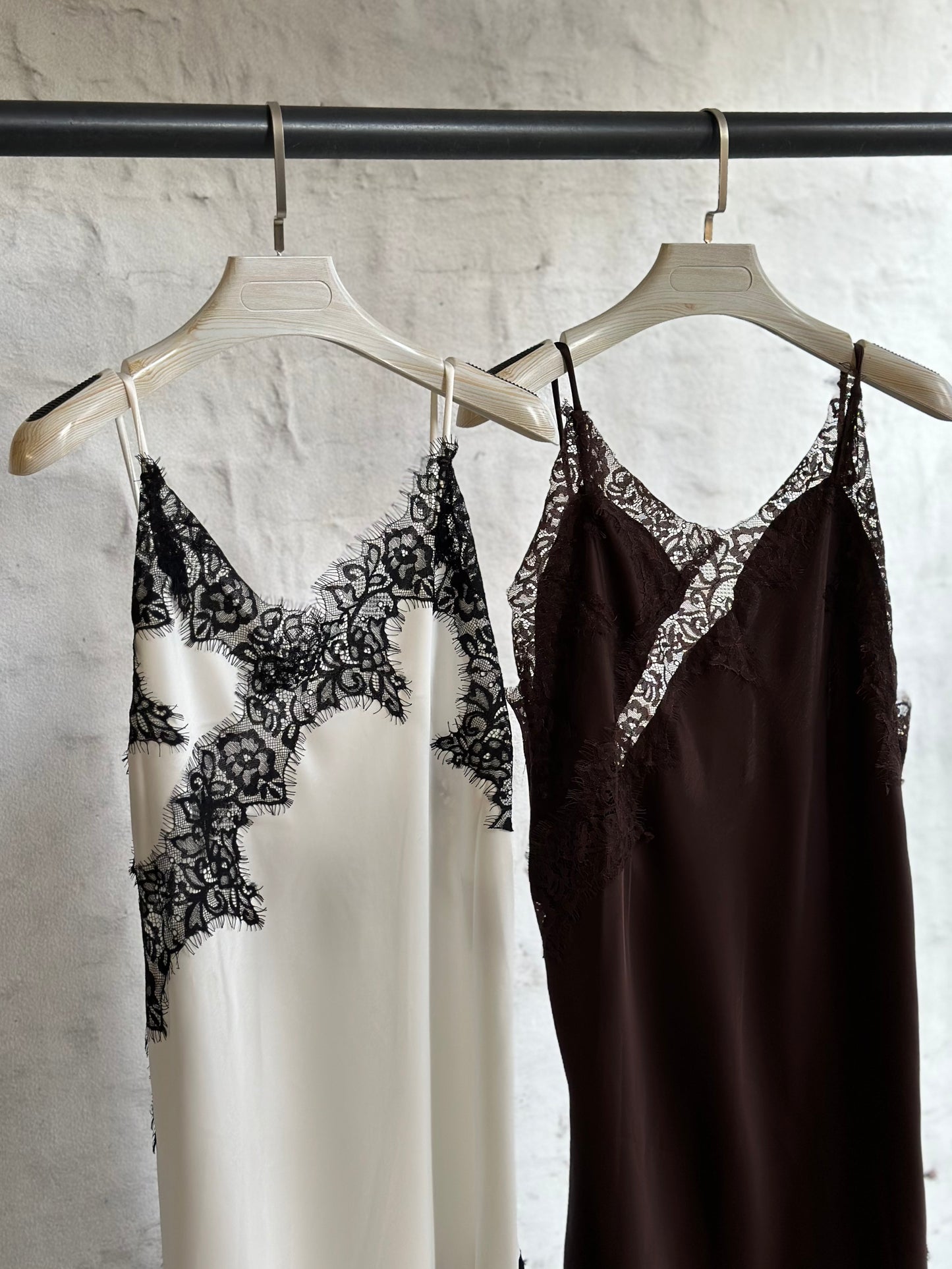 Дамска рокля с дантела-бяла