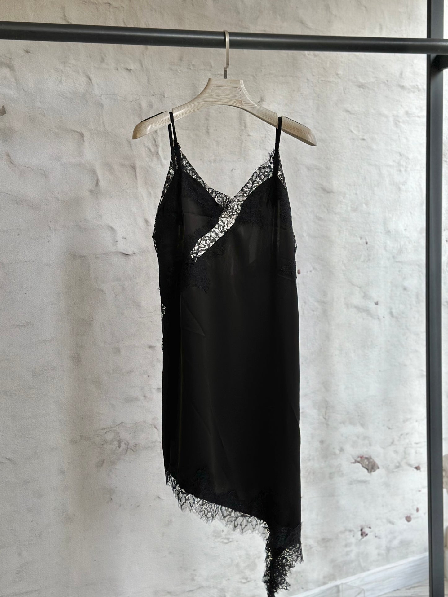 Дамска рокля с дантела-черна