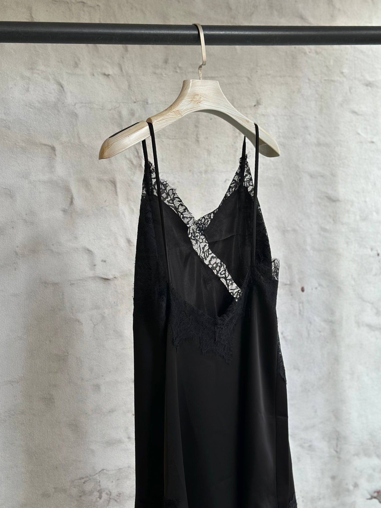 Дамска рокля с дантела-черна