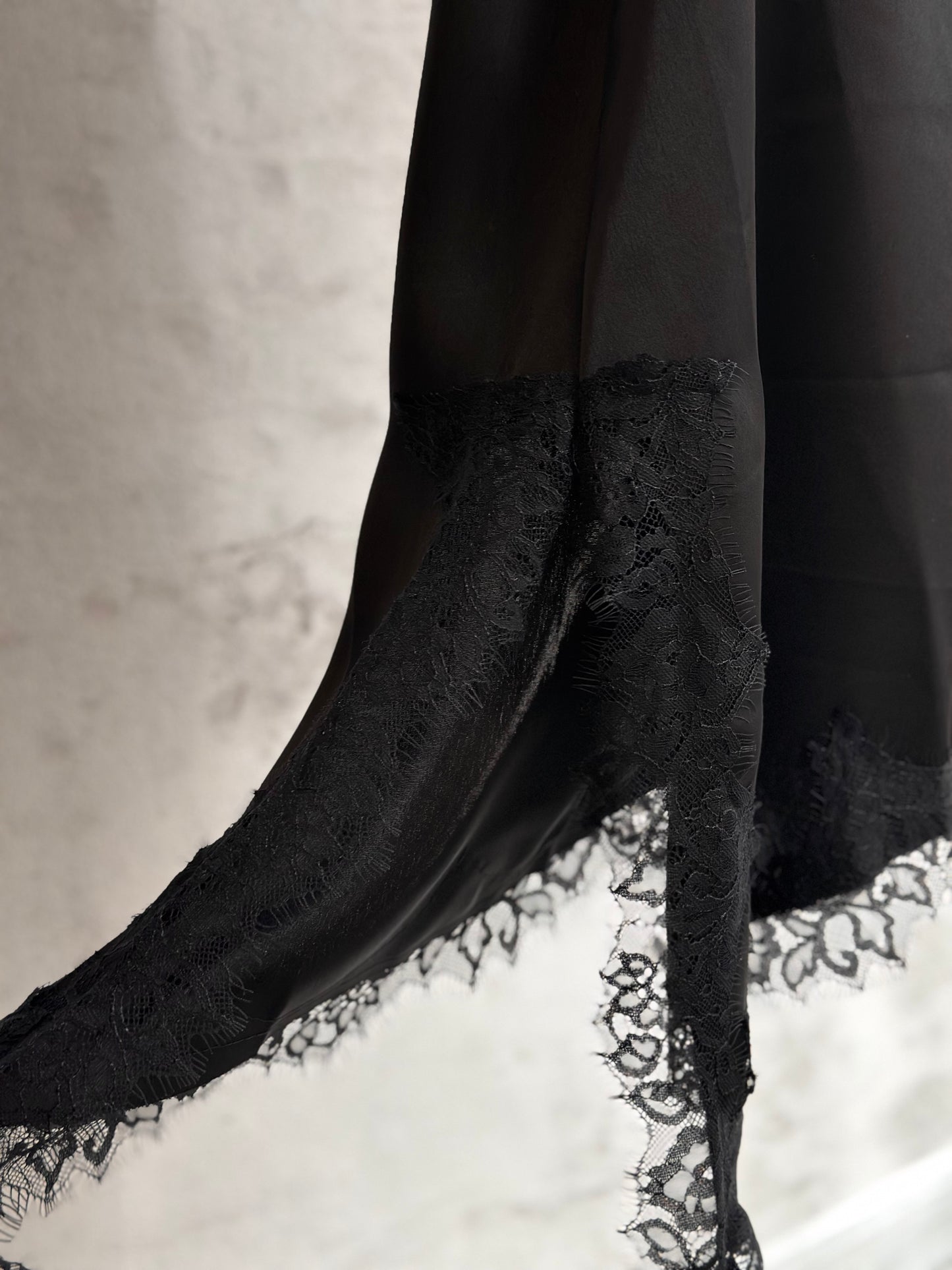 Дамска рокля с дантела-черна