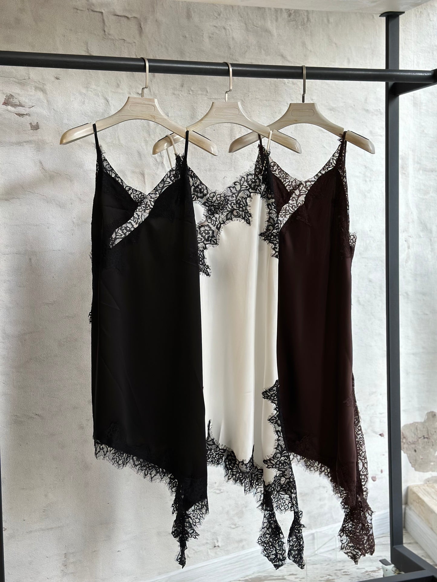 Дамска рокля с дантела-черна