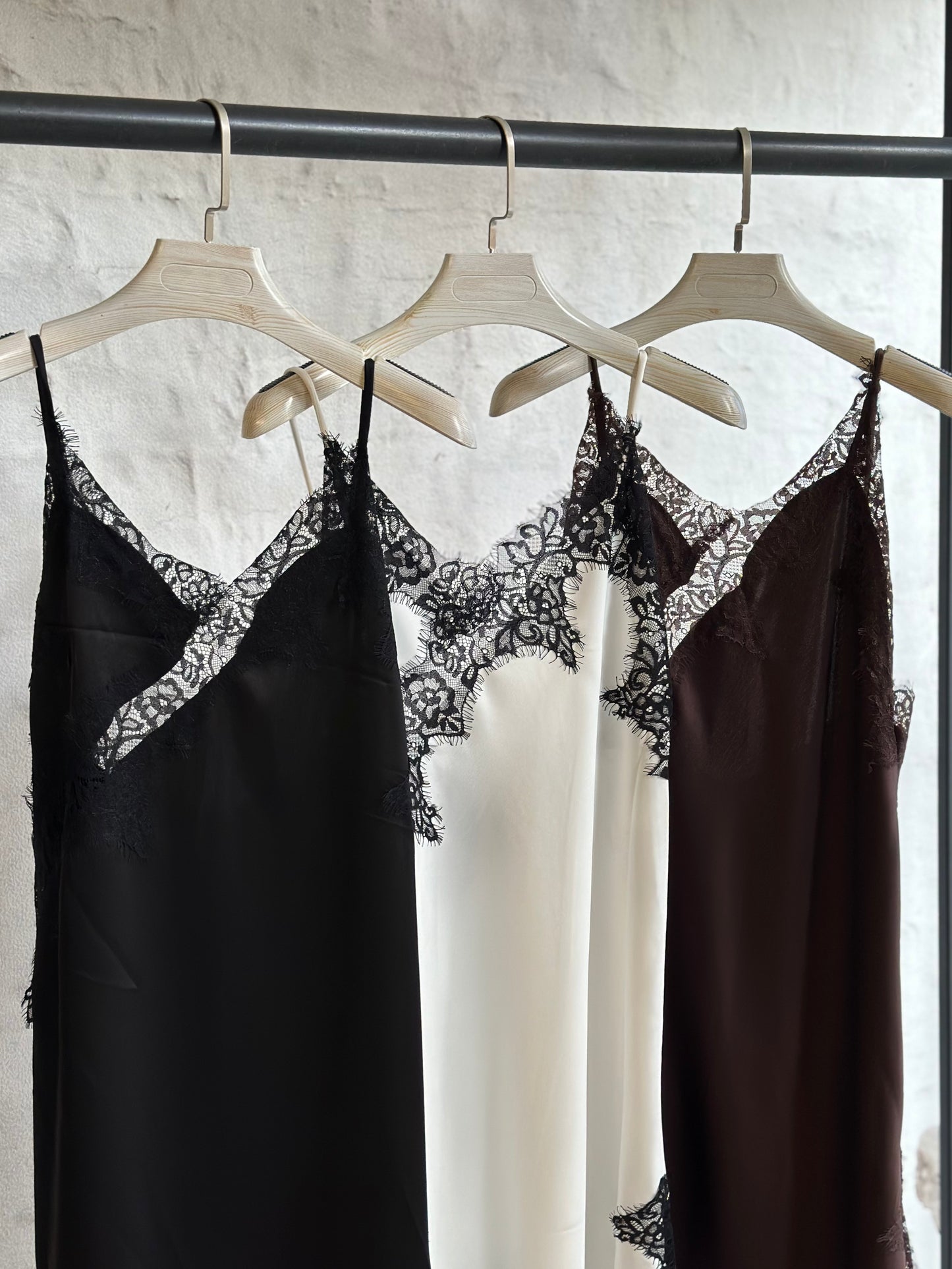 Дамска рокля с дантела-черна