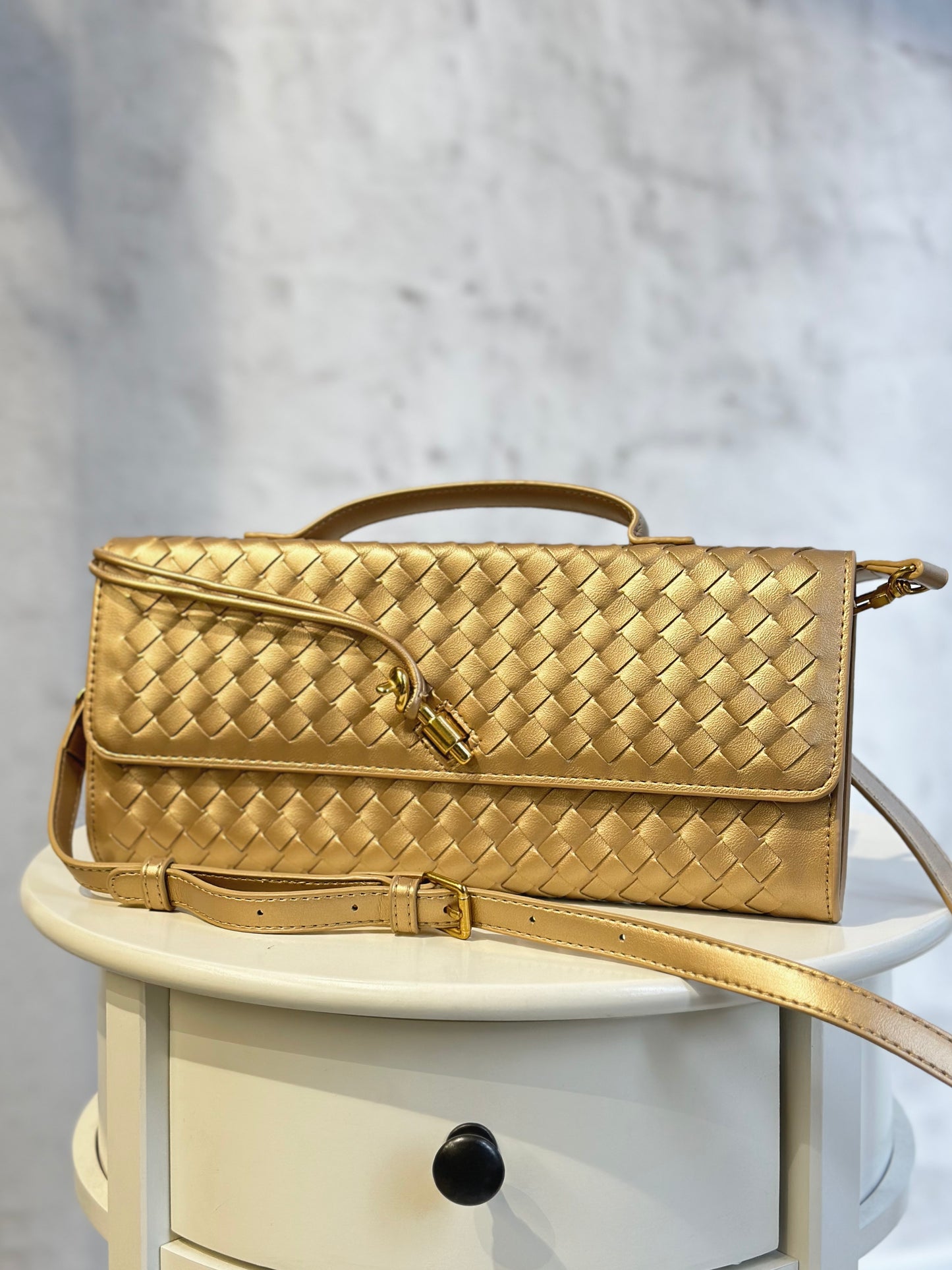 Дамска чанта Veneta от естествена кожа-златна