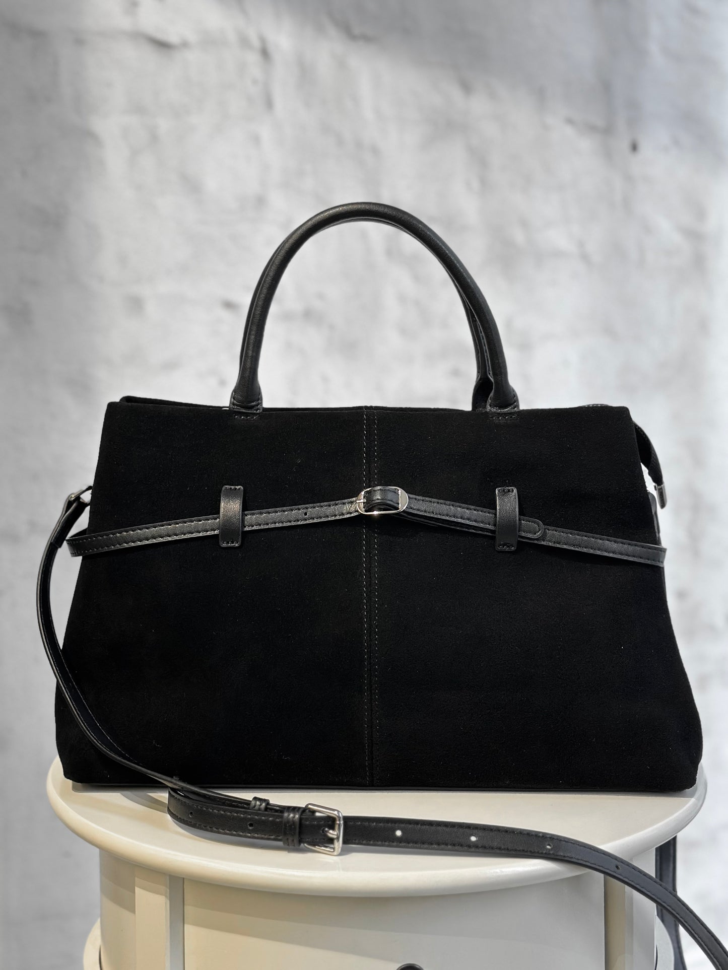 Дамска чанта от естествени материали с тока-черна