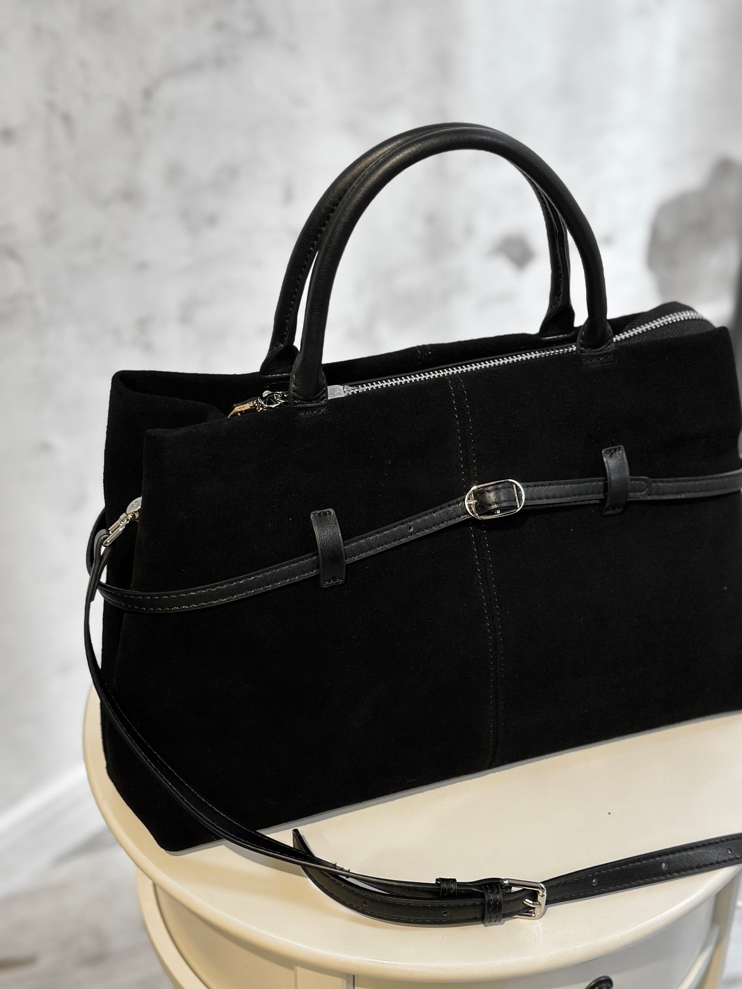 Дамска чанта от естествени материали с тока-черна