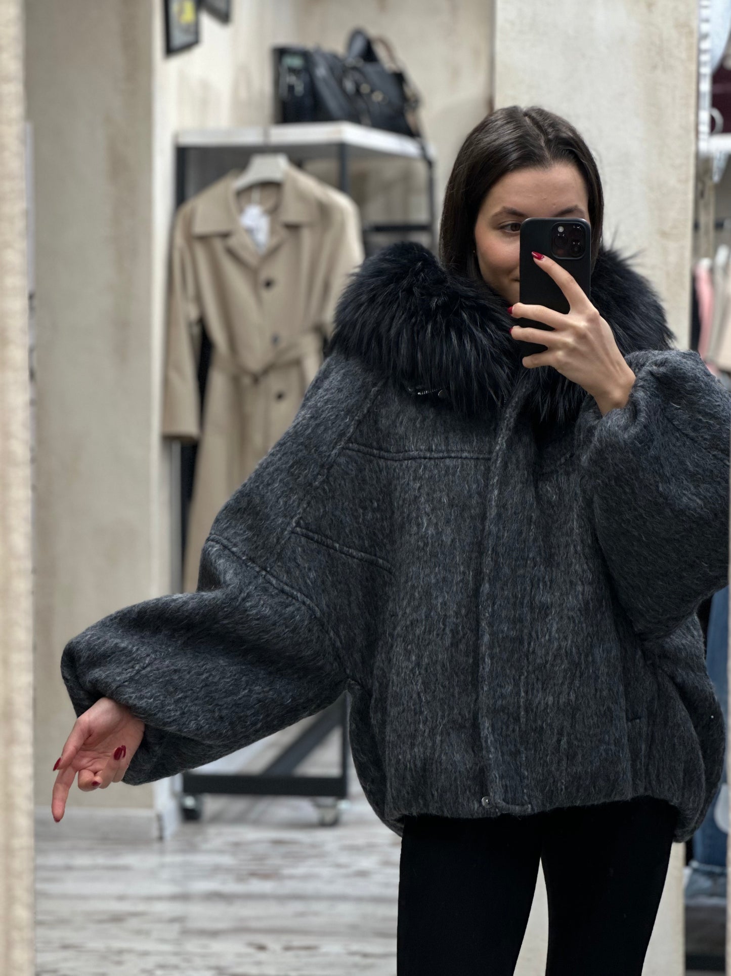 Дамско яке-графит с качулка от естествен косъм