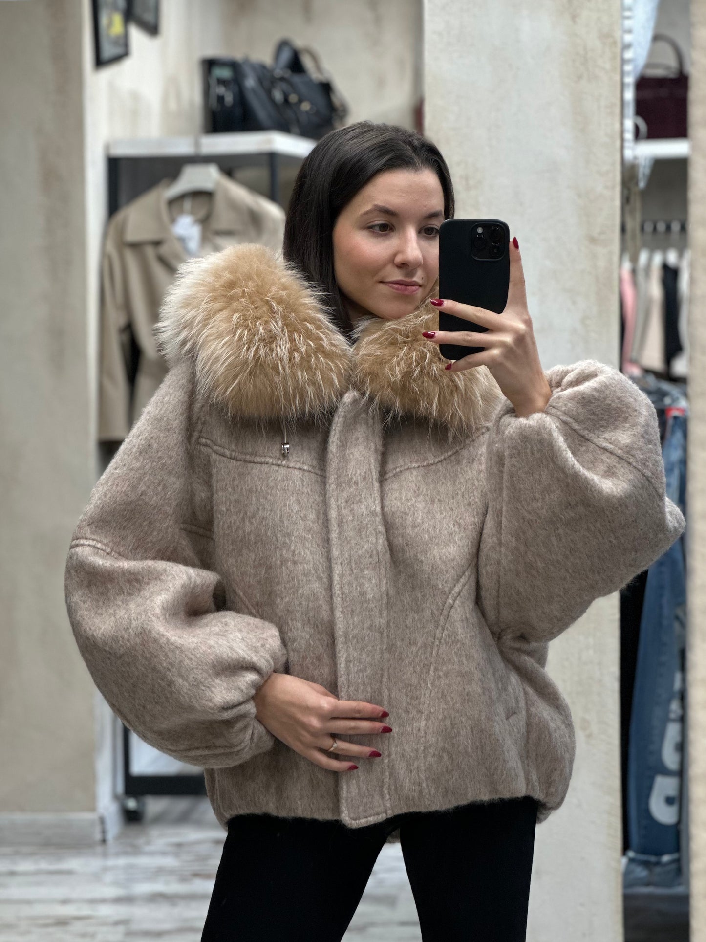 Дамско яке-бежово с качулка от естествен косъм