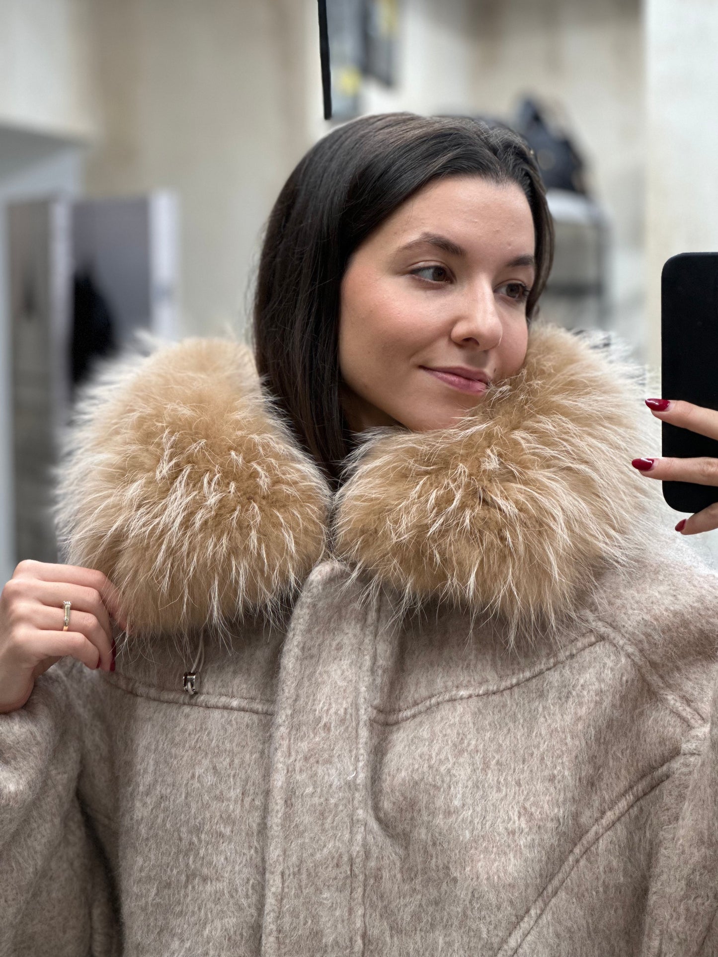 Дамско яке-бежово с качулка от естествен косъм