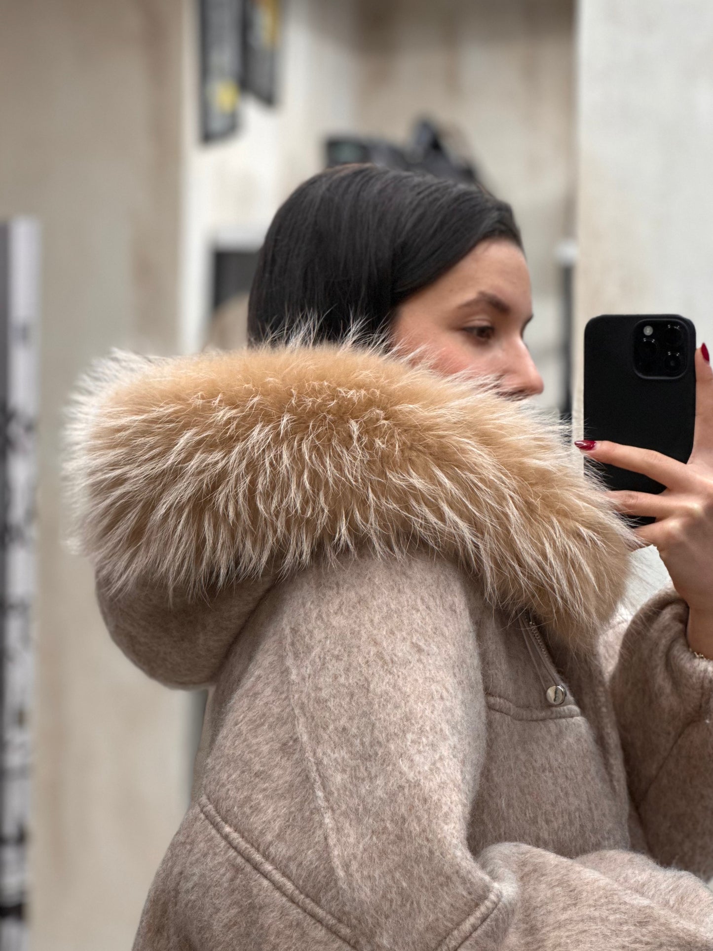 Дамско яке-бежово с качулка от естествен косъм